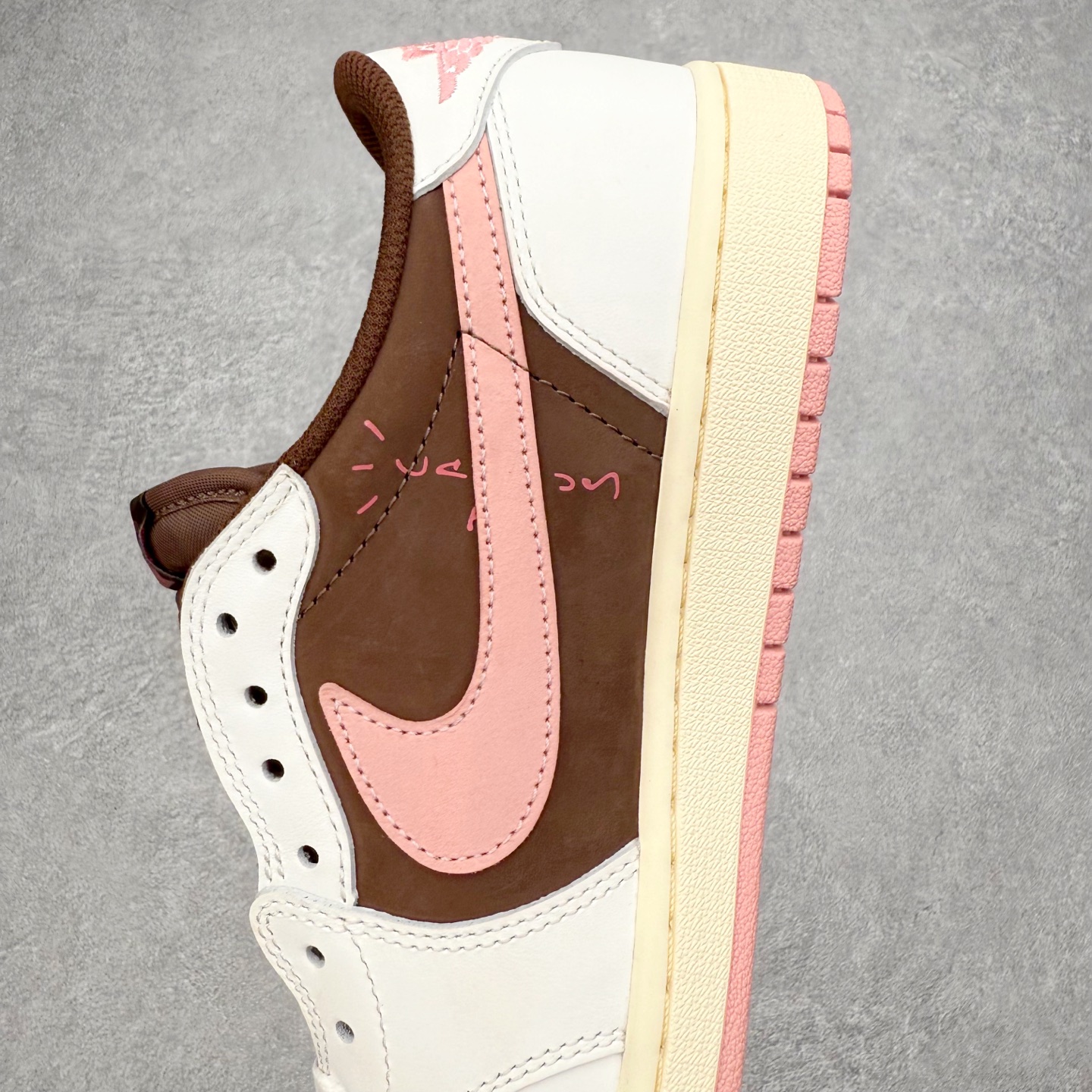 图片[7]-＃KZ神版莞产 Travis Scott x Air Jordan AJ1 Low OG SP TS联名倒钩低帮 Travis Scott x Air Jordan AJ1 Low OG SP TS联名倒钩低帮 白棕粉 DZ4137-206 全系列配色 外贸特供批次 新配色不断更新开发 市场中端王者 全套原纸板楦头开发 确保原汁原味 完美呈现一代版型 一比一鞋头弧度高度鞋身弧度 此版本只针对中端市场 细节品控鞋型随意秒杀市面同价位 鞋型完美 不臃肿别扭 头层皮料加持 用料绝不含糊 进口玻璃冲刀皮料裁剪零毛边 电脑针车工艺 超高鞋面清洁度 最高QC检验标准 控制溢胶瑕疵 原盒原配 飞翼3D高频深度立体 工艺方面大到整体鞋型 漏斗收腰 底线拉帮 LOGO立体程度 小到针眼排布 载片对称 冲孔效果 鞋标规范 鞋垫背胶等等 无一不是口碑收割 每双都是一个回头客 尺码：36 36.5 37.5 38 38.5 39 40 40.5 41 42 42.5 43 44 44.5 45 46 47.5-选品中心