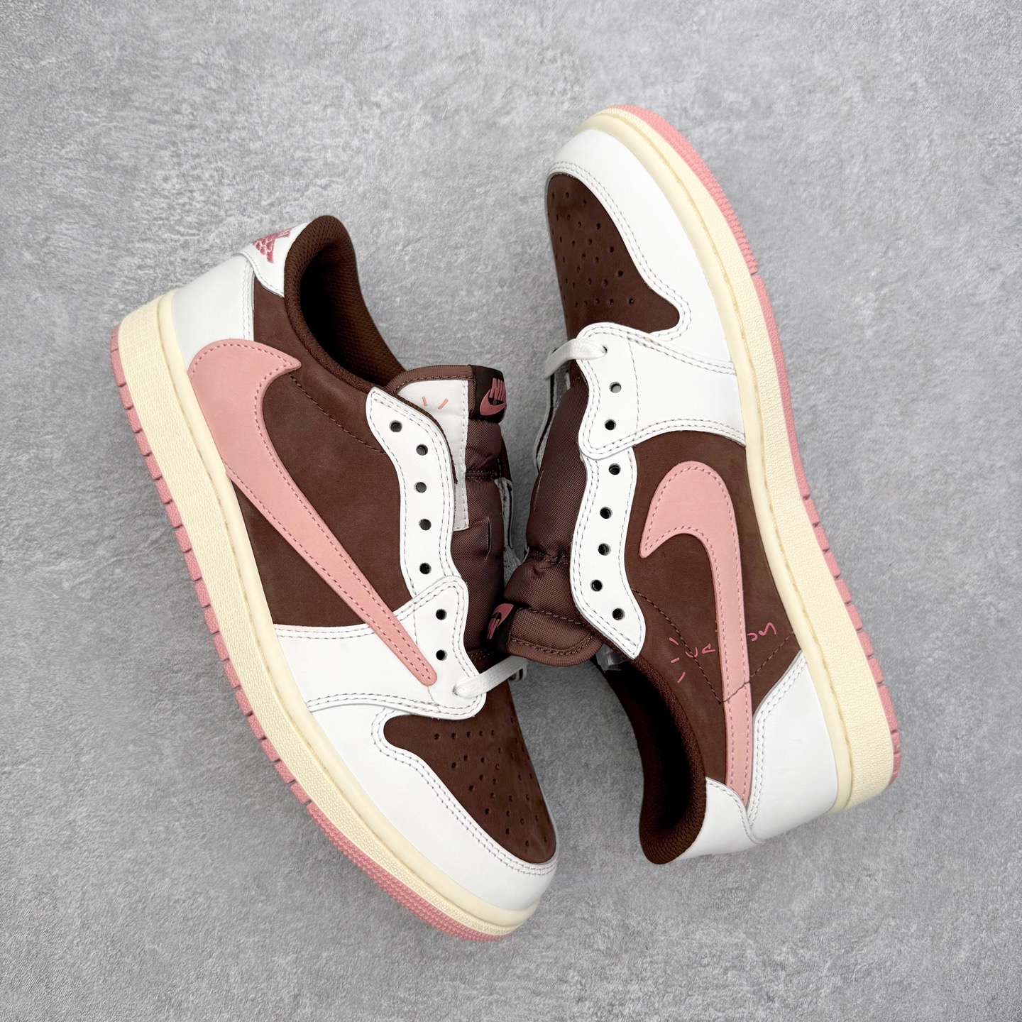 图片[3]-＃KZ神版莞产 Travis Scott x Air Jordan AJ1 Low OG SP TS联名倒钩低帮 Travis Scott x Air Jordan AJ1 Low OG SP TS联名倒钩低帮 白棕粉 DZ4137-206 全系列配色 外贸特供批次 新配色不断更新开发 市场中端王者 全套原纸板楦头开发 确保原汁原味 完美呈现一代版型 一比一鞋头弧度高度鞋身弧度 此版本只针对中端市场 细节品控鞋型随意秒杀市面同价位 鞋型完美 不臃肿别扭 头层皮料加持 用料绝不含糊 进口玻璃冲刀皮料裁剪零毛边 电脑针车工艺 超高鞋面清洁度 最高QC检验标准 控制溢胶瑕疵 原盒原配 飞翼3D高频深度立体 工艺方面大到整体鞋型 漏斗收腰 底线拉帮 LOGO立体程度 小到针眼排布 载片对称 冲孔效果 鞋标规范 鞋垫背胶等等 无一不是口碑收割 每双都是一个回头客 尺码：36 36.5 37.5 38 38.5 39 40 40.5 41 42 42.5 43 44 44.5 45 46 47.5-选品中心