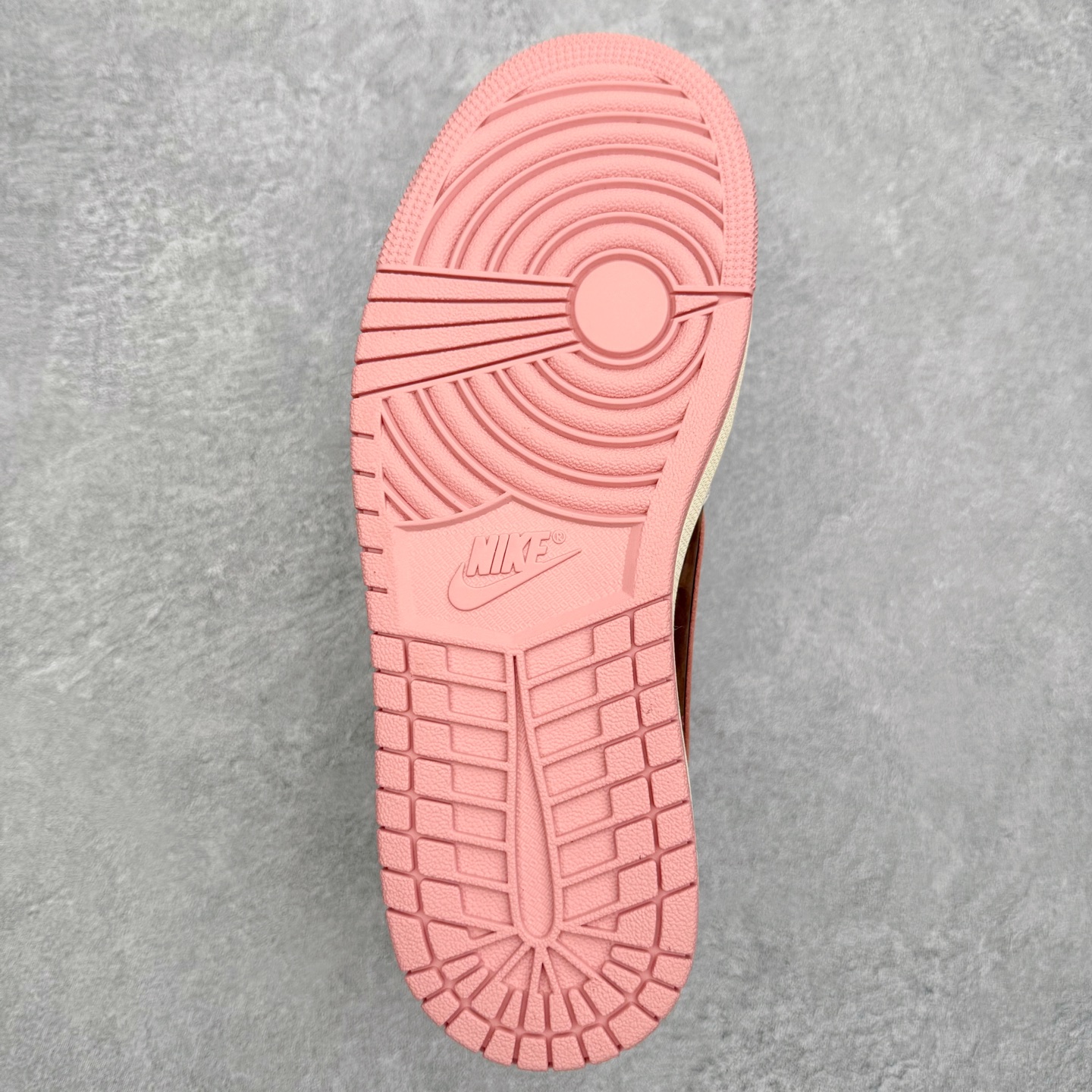 图片[9]-＃KZ神版莞产 Travis Scott x Air Jordan AJ1 Low OG SP TS联名倒钩低帮 Travis Scott x Air Jordan AJ1 Low OG SP TS联名倒钩低帮 白棕粉 DZ4137-206 全系列配色 外贸特供批次 新配色不断更新开发 市场中端王者 全套原纸板楦头开发 确保原汁原味 完美呈现一代版型 一比一鞋头弧度高度鞋身弧度 此版本只针对中端市场 细节品控鞋型随意秒杀市面同价位 鞋型完美 不臃肿别扭 头层皮料加持 用料绝不含糊 进口玻璃冲刀皮料裁剪零毛边 电脑针车工艺 超高鞋面清洁度 最高QC检验标准 控制溢胶瑕疵 原盒原配 飞翼3D高频深度立体 工艺方面大到整体鞋型 漏斗收腰 底线拉帮 LOGO立体程度 小到针眼排布 载片对称 冲孔效果 鞋标规范 鞋垫背胶等等 无一不是口碑收割 每双都是一个回头客 尺码：36 36.5 37.5 38 38.5 39 40 40.5 41 42 42.5 43 44 44.5 45 46 47.5-选品中心