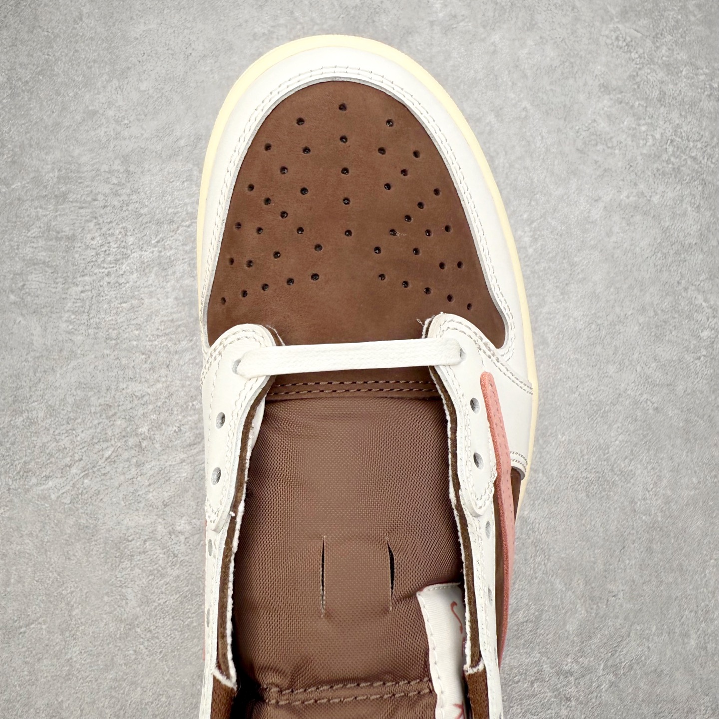 图片[4]-＃KZ神版莞产 Travis Scott x Air Jordan AJ1 Low OG SP TS联名倒钩低帮 Travis Scott x Air Jordan AJ1 Low OG SP TS联名倒钩低帮 白棕粉 DZ4137-206 全系列配色 外贸特供批次 新配色不断更新开发 市场中端王者 全套原纸板楦头开发 确保原汁原味 完美呈现一代版型 一比一鞋头弧度高度鞋身弧度 此版本只针对中端市场 细节品控鞋型随意秒杀市面同价位 鞋型完美 不臃肿别扭 头层皮料加持 用料绝不含糊 进口玻璃冲刀皮料裁剪零毛边 电脑针车工艺 超高鞋面清洁度 最高QC检验标准 控制溢胶瑕疵 原盒原配 飞翼3D高频深度立体 工艺方面大到整体鞋型 漏斗收腰 底线拉帮 LOGO立体程度 小到针眼排布 载片对称 冲孔效果 鞋标规范 鞋垫背胶等等 无一不是口碑收割 每双都是一个回头客 尺码：36 36.5 37.5 38 38.5 39 40 40.5 41 42 42.5 43 44 44.5 45 46 47.5-选品中心