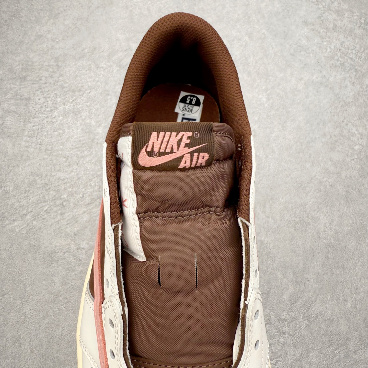 图片[5]-＃KZ神版莞产 Travis Scott x Air Jordan AJ1 Low OG SP TS联名倒钩低帮 Travis Scott x Air Jordan AJ1 Low OG SP TS联名倒钩低帮 白棕粉 DZ4137-206 全系列配色 外贸特供批次 新配色不断更新开发 市场中端王者 全套原纸板楦头开发 确保原汁原味 完美呈现一代版型 一比一鞋头弧度高度鞋身弧度 此版本只针对中端市场 细节品控鞋型随意秒杀市面同价位 鞋型完美 不臃肿别扭 头层皮料加持 用料绝不含糊 进口玻璃冲刀皮料裁剪零毛边 电脑针车工艺 超高鞋面清洁度 最高QC检验标准 控制溢胶瑕疵 原盒原配 飞翼3D高频深度立体 工艺方面大到整体鞋型 漏斗收腰 底线拉帮 LOGO立体程度 小到针眼排布 载片对称 冲孔效果 鞋标规范 鞋垫背胶等等 无一不是口碑收割 每双都是一个回头客 尺码：36 36.5 37.5 38 38.5 39 40 40.5 41 42 42.5 43 44 44.5 45 46 47.5-选品中心