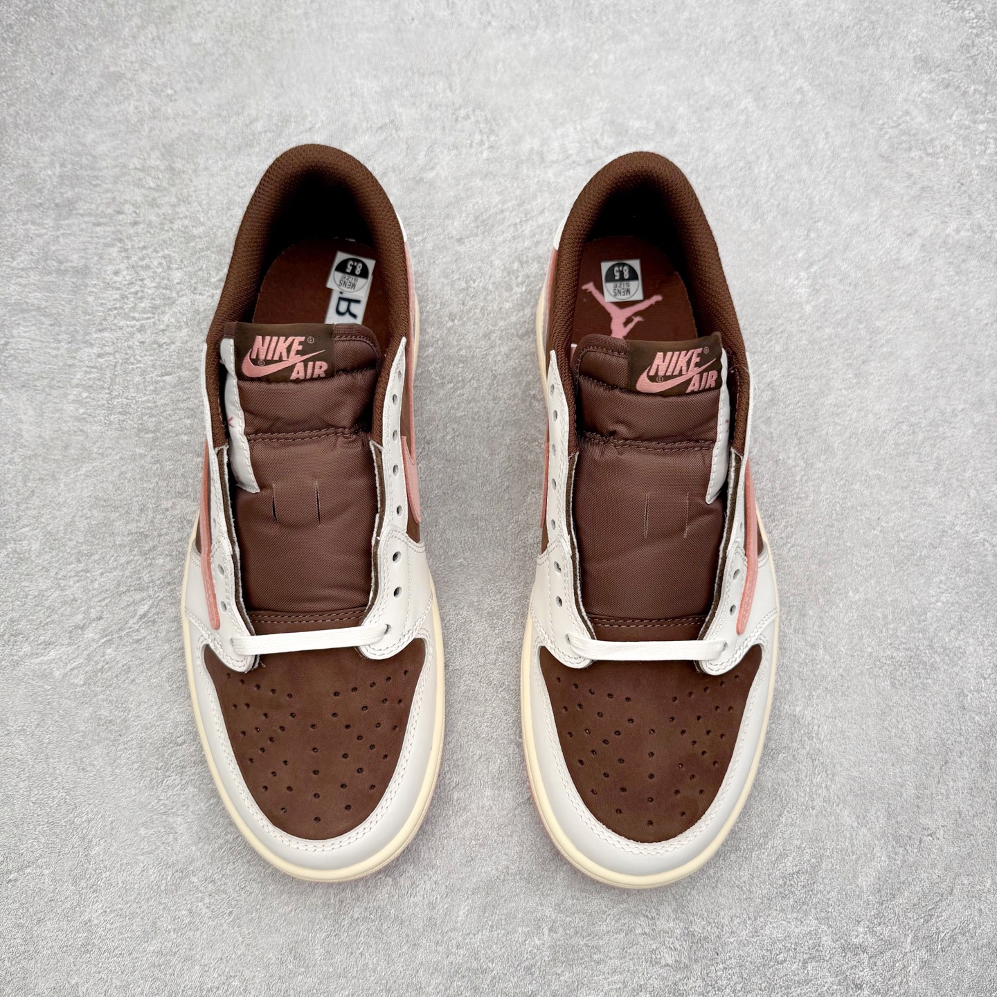 图片[2]-＃KZ神版莞产 Travis Scott x Air Jordan AJ1 Low OG SP TS联名倒钩低帮 Travis Scott x Air Jordan AJ1 Low OG SP TS联名倒钩低帮 白棕粉 DZ4137-206 全系列配色 外贸特供批次 新配色不断更新开发 市场中端王者 全套原纸板楦头开发 确保原汁原味 完美呈现一代版型 一比一鞋头弧度高度鞋身弧度 此版本只针对中端市场 细节品控鞋型随意秒杀市面同价位 鞋型完美 不臃肿别扭 头层皮料加持 用料绝不含糊 进口玻璃冲刀皮料裁剪零毛边 电脑针车工艺 超高鞋面清洁度 最高QC检验标准 控制溢胶瑕疵 原盒原配 飞翼3D高频深度立体 工艺方面大到整体鞋型 漏斗收腰 底线拉帮 LOGO立体程度 小到针眼排布 载片对称 冲孔效果 鞋标规范 鞋垫背胶等等 无一不是口碑收割 每双都是一个回头客 尺码：36 36.5 37.5 38 38.5 39 40 40.5 41 42 42.5 43 44 44.5 45 46 47.5-选品中心