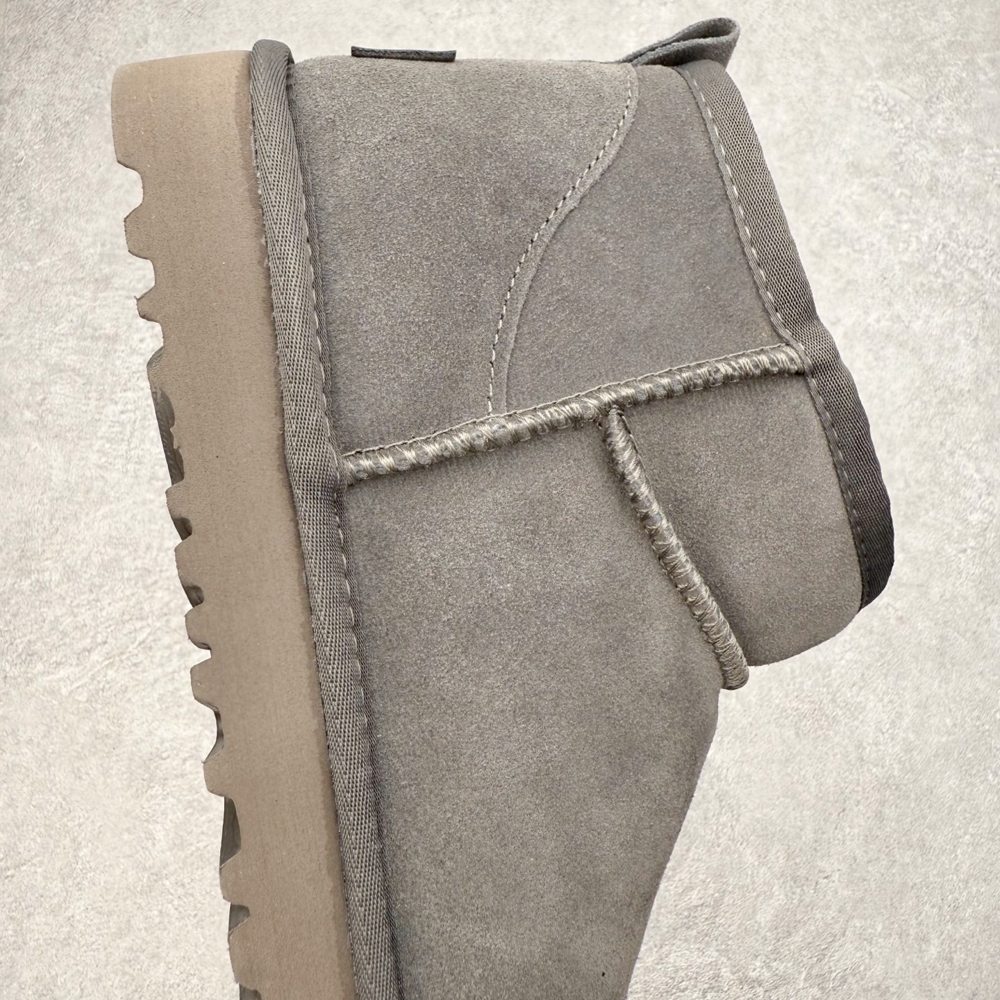 图片[6]-＃福利特价 UGG秋冬经典户外雪地靴 官方同步包装 检验标 材料采用原厂防污防水皮料 羊毛皮一体 防滑耐磨轻翼大底 保暖性能十足 严寒季节 必属佳品 尺码：35 36 37 38 39 40 41 42 43 44 45-选品中心