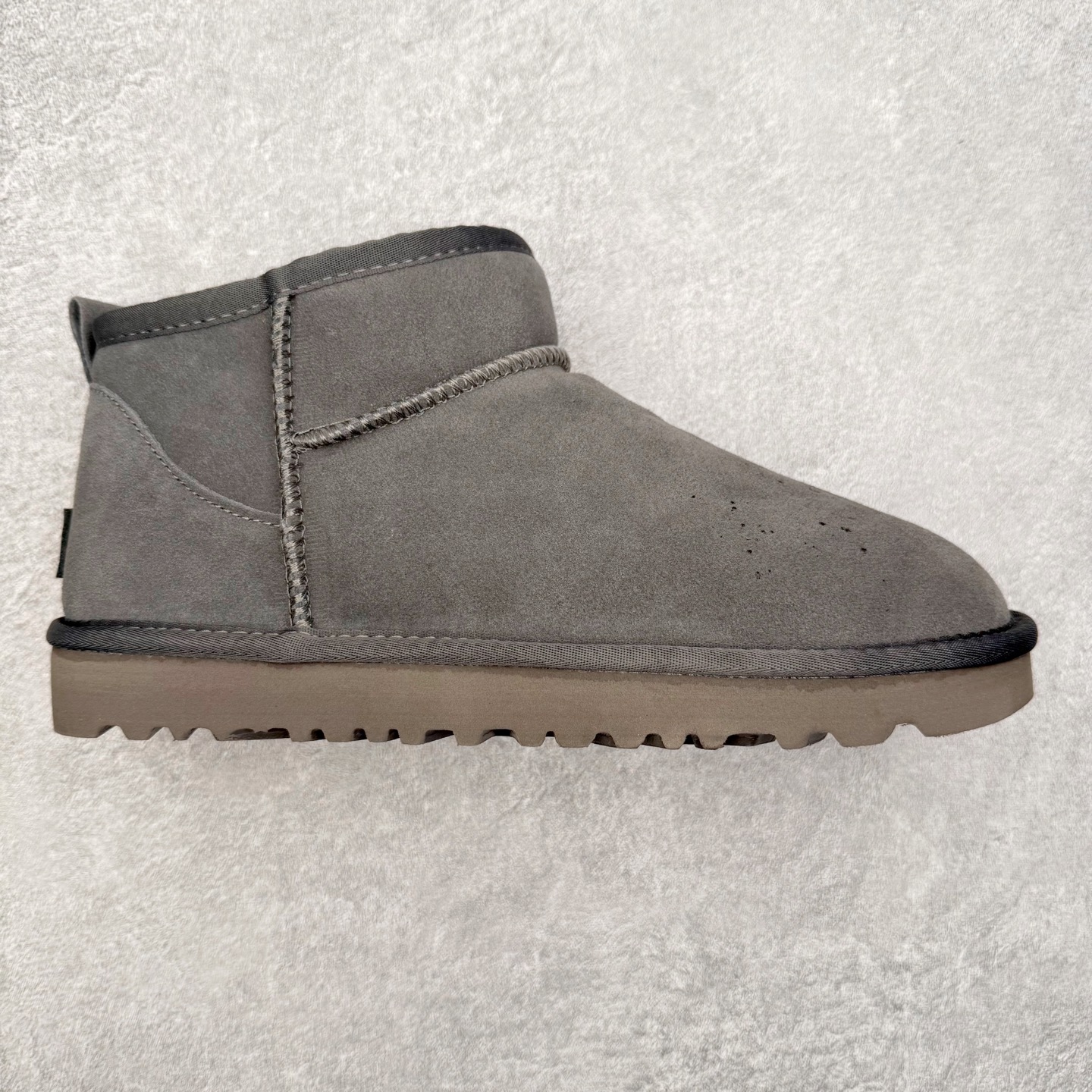 ＃福利特价 UGG秋冬经典户外雪地靴 官方同步包装 检验标 材料采用原厂防污防水皮料 羊毛皮一体 防滑耐磨轻翼大底 保暖性能十足 严寒季节 必属佳品 尺码：35 36 37 38 39 40 41 42 43 44 45-选品中心