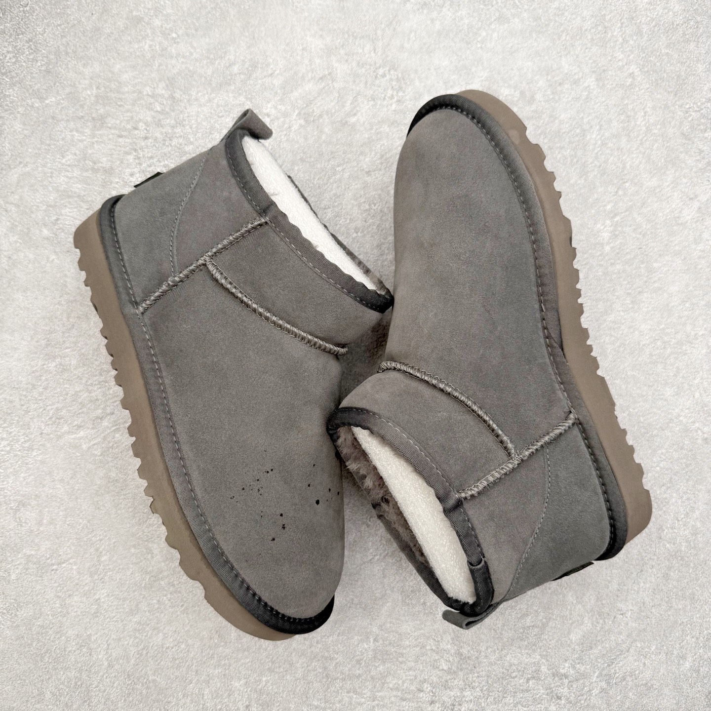 图片[3]-＃福利特价 UGG秋冬经典户外雪地靴 官方同步包装 检验标 材料采用原厂防污防水皮料 羊毛皮一体 防滑耐磨轻翼大底 保暖性能十足 严寒季节 必属佳品 尺码：35 36 37 38 39 40 41 42 43 44 45-选品中心