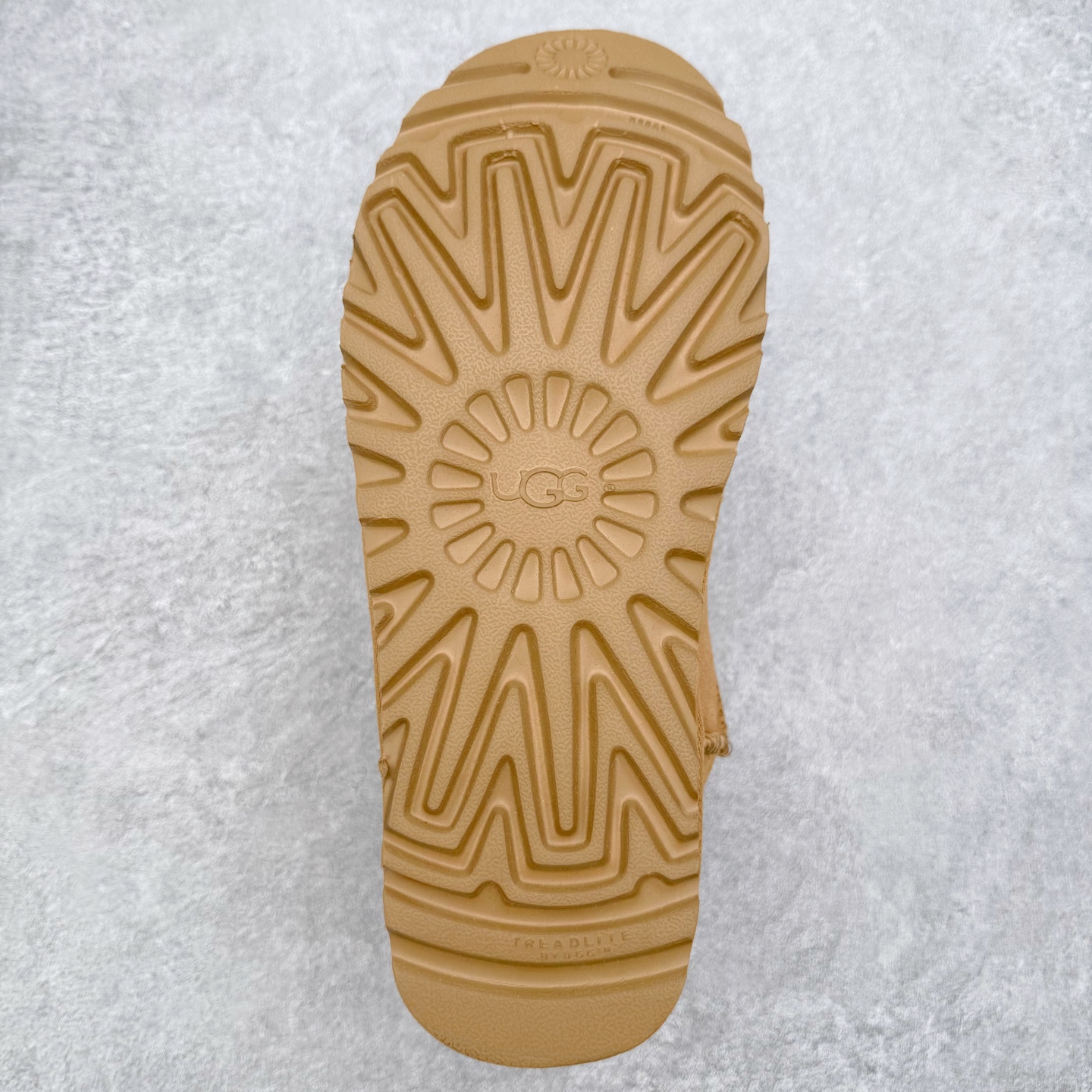 图片[9]-＃福利特价 UGG秋冬经典户外雪地靴 官方同步包装 检验标 材料采用原厂防污防水皮料 羊毛皮一体 防滑耐磨轻翼大底 保暖性能十足 严寒季节 必属佳品 尺码：35 36 37 38 39 40 41 42 43 44 45-选品中心