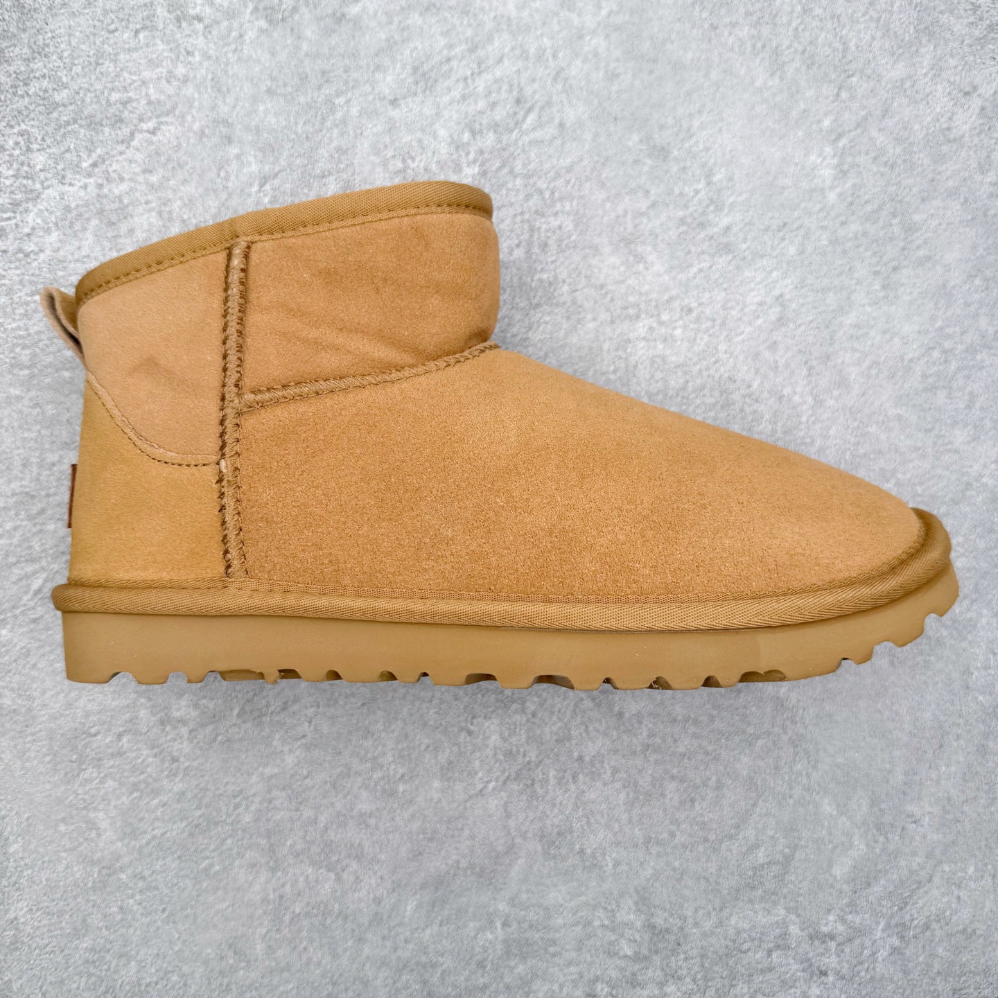 ＃福利特价 UGG秋冬经典户外雪地靴 官方同步包装 检验标 材料采用原厂防污防水皮料 羊毛皮一体 防滑耐磨轻翼大底 保暖性能十足 严寒季节 必属佳品 尺码：35 36 37 38 39 40 41 42 43 44 45-选品中心