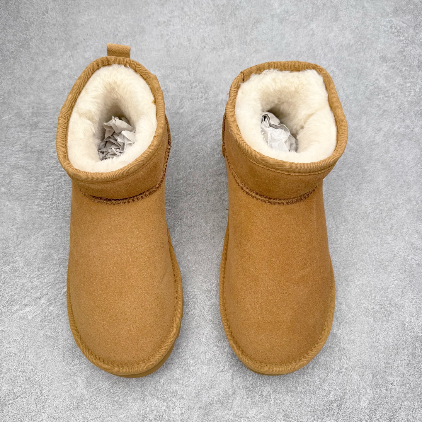 图片[2]-＃福利特价 UGG秋冬经典户外雪地靴 官方同步包装 检验标 材料采用原厂防污防水皮料 羊毛皮一体 防滑耐磨轻翼大底 保暖性能十足 严寒季节 必属佳品 尺码：35 36 37 38 39 40 41 42 43 44 45-选品中心