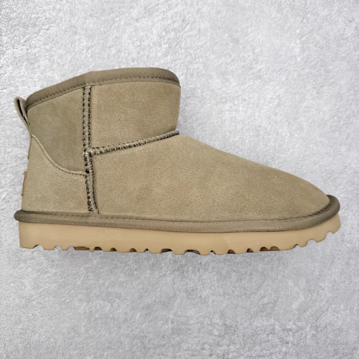 ＃福利特价 UGG秋冬经典户外雪地靴 官方同步包装 检验标 材料采用原厂防污防水皮料 羊毛皮一体 防滑耐磨轻翼大底 保暖性能十足 严寒季节 必属佳品 尺码：35 36 37 38 39 40 41 42 43 44 45-选品中心