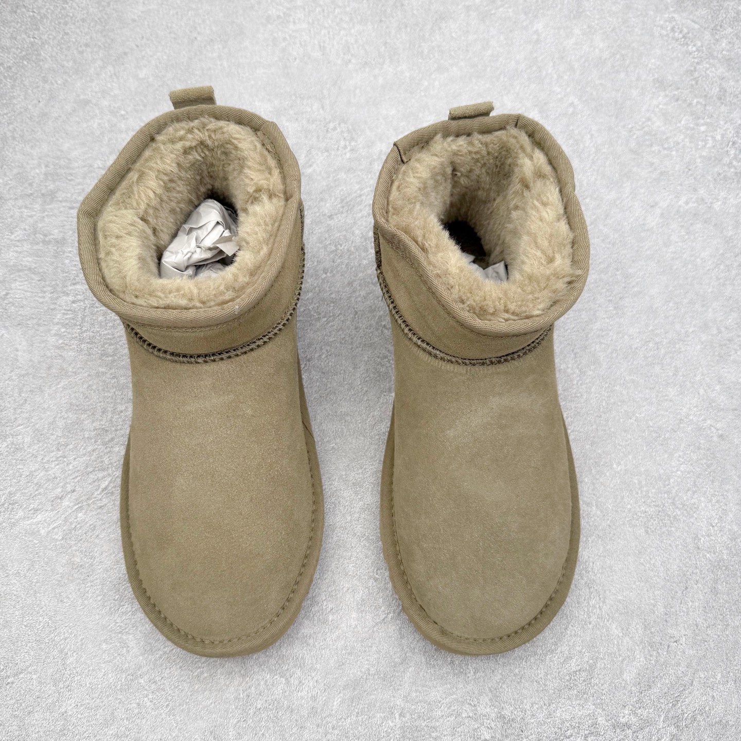 图片[2]-＃福利特价 UGG秋冬经典户外雪地靴 官方同步包装 检验标 材料采用原厂防污防水皮料 羊毛皮一体 防滑耐磨轻翼大底 保暖性能十足 严寒季节 必属佳品 尺码：35 36 37 38 39 40 41 42 43 44 45-选品中心