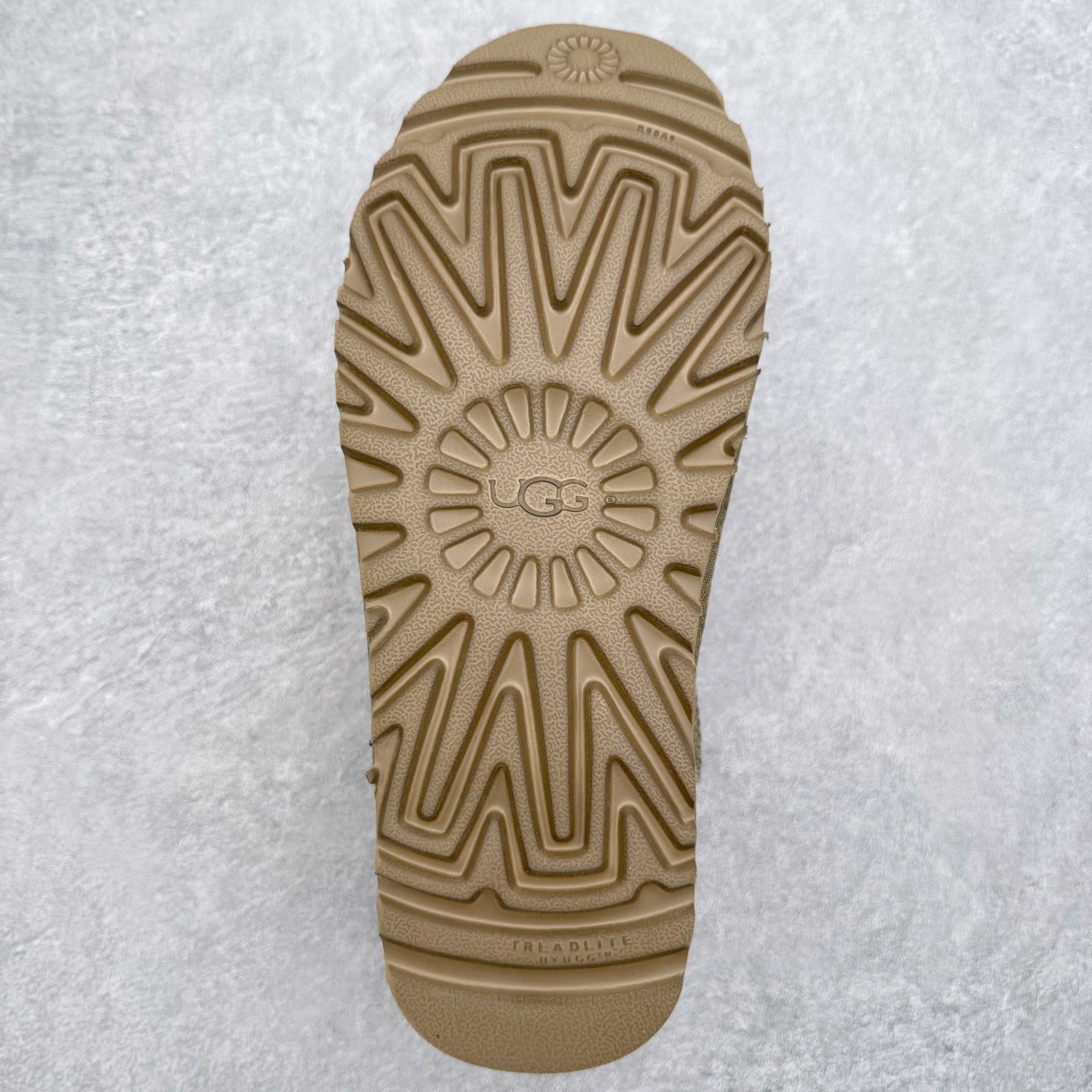 图片[9]-＃福利特价 UGG秋冬经典户外雪地靴 官方同步包装 检验标 材料采用原厂防污防水皮料 羊毛皮一体 防滑耐磨轻翼大底 保暖性能十足 严寒季节 必属佳品 尺码：35 36 37 38 39 40 41 42 43 44 45-选品中心