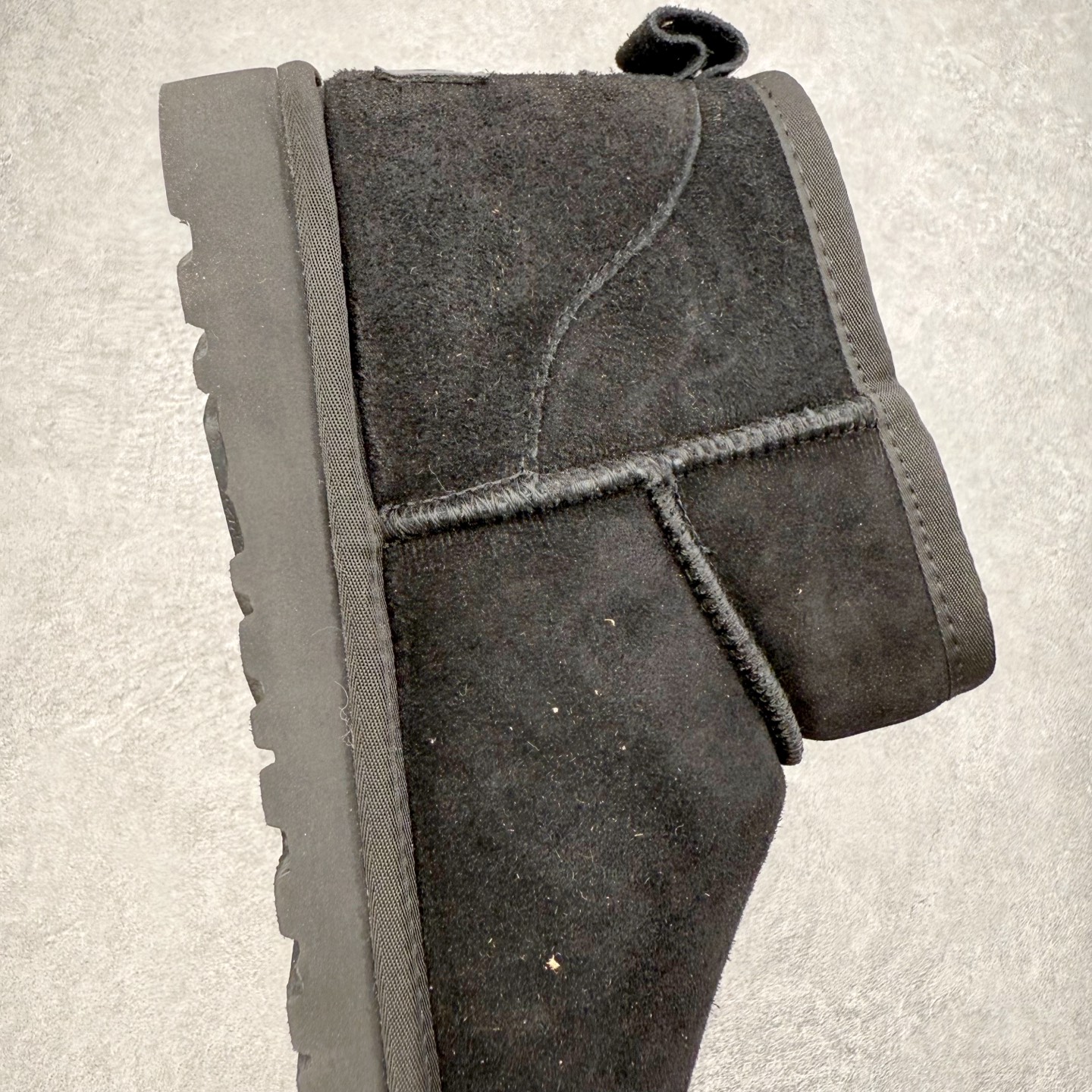 图片[6]-＃福利特价 UGG秋冬经典户外雪地靴 官方同步包装 检验标 材料采用原厂防污防水皮料 羊毛皮一体 防滑耐磨轻翼大底 保暖性能十足 严寒季节 必属佳品 尺码：35 36 37 38 39 40 41 42 43 44 45-选品中心