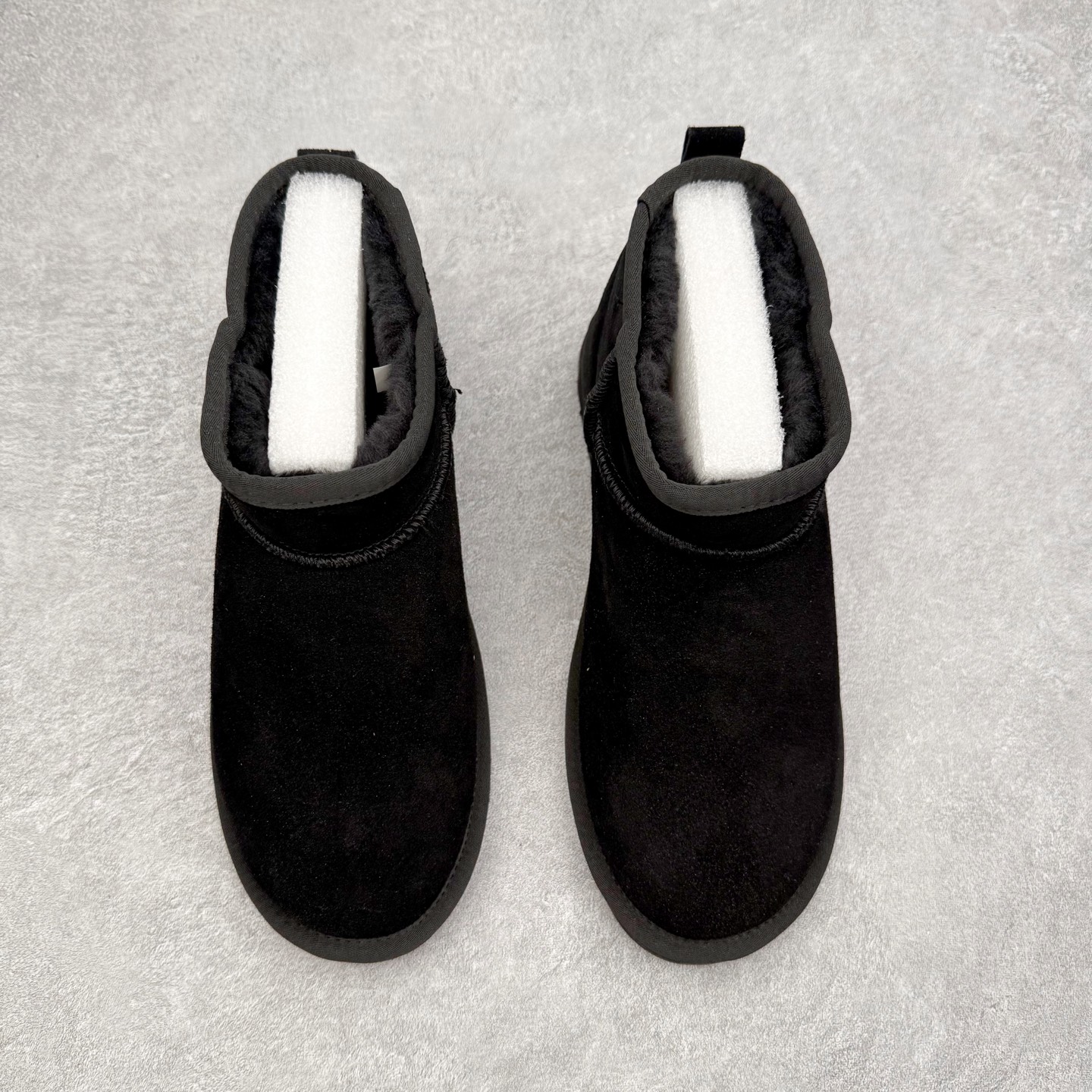 图片[2]-＃福利特价 UGG秋冬经典户外雪地靴 官方同步包装 检验标 材料采用原厂防污防水皮料 羊毛皮一体 防滑耐磨轻翼大底 保暖性能十足 严寒季节 必属佳品 尺码：35 36 37 38 39 40 41 42 43 44 45-选品中心