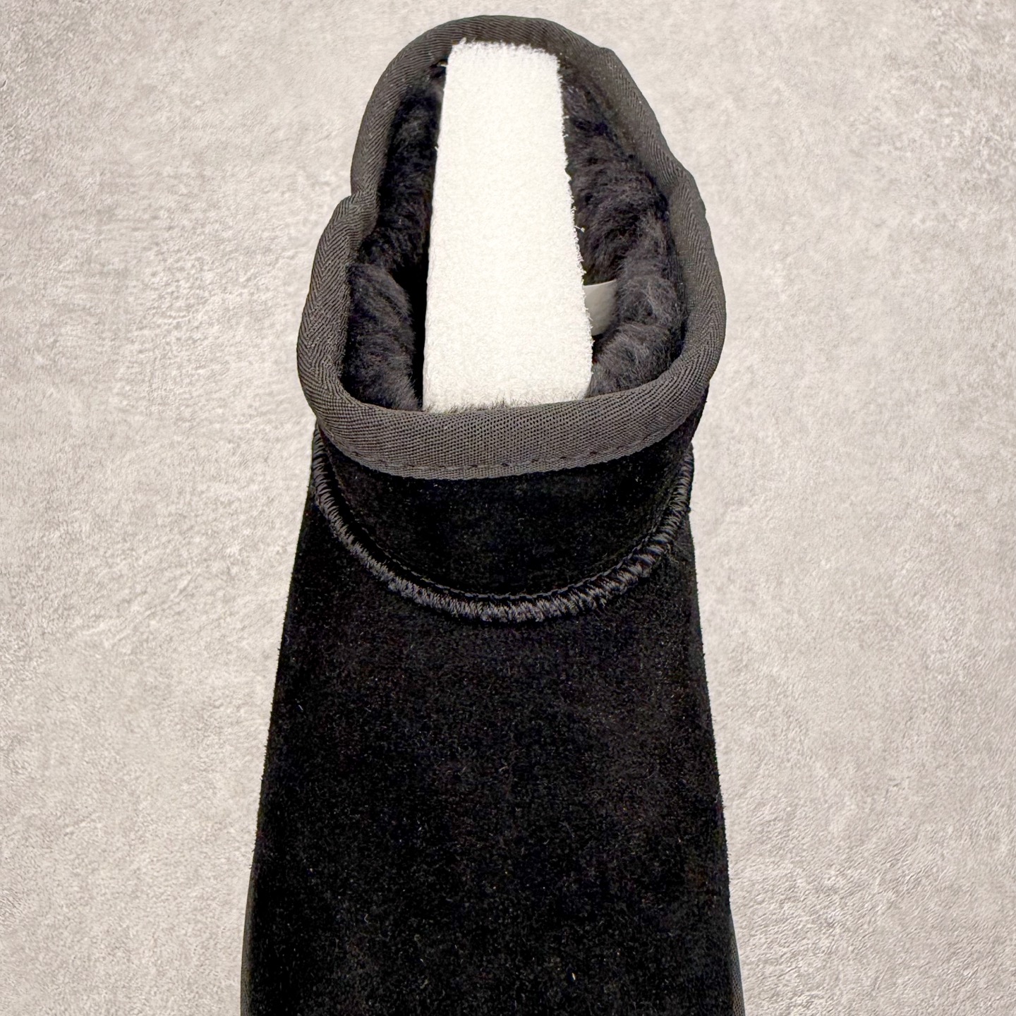 图片[5]-＃福利特价 UGG秋冬经典户外雪地靴 官方同步包装 检验标 材料采用原厂防污防水皮料 羊毛皮一体 防滑耐磨轻翼大底 保暖性能十足 严寒季节 必属佳品 尺码：35 36 37 38 39 40 41 42 43 44 45-选品中心