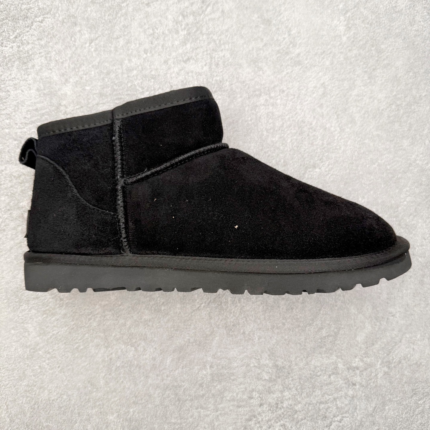 ＃福利特价 UGG秋冬经典户外雪地靴 官方同步包装 检验标 材料采用原厂防污防水皮料 羊毛皮一体 防滑耐磨轻翼大底 保暖性能十足 严寒季节 必属佳品 尺码：35 36 37 38 39 40 41 42 43 44 45-选品中心