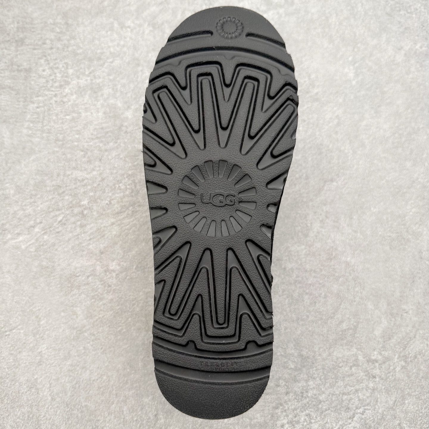 图片[9]-＃福利特价 UGG秋冬经典户外雪地靴 官方同步包装 检验标 材料采用原厂防污防水皮料 羊毛皮一体 防滑耐磨轻翼大底 保暖性能十足 严寒季节 必属佳品 尺码：35 36 37 38 39 40 41 42 43 44 45-选品中心