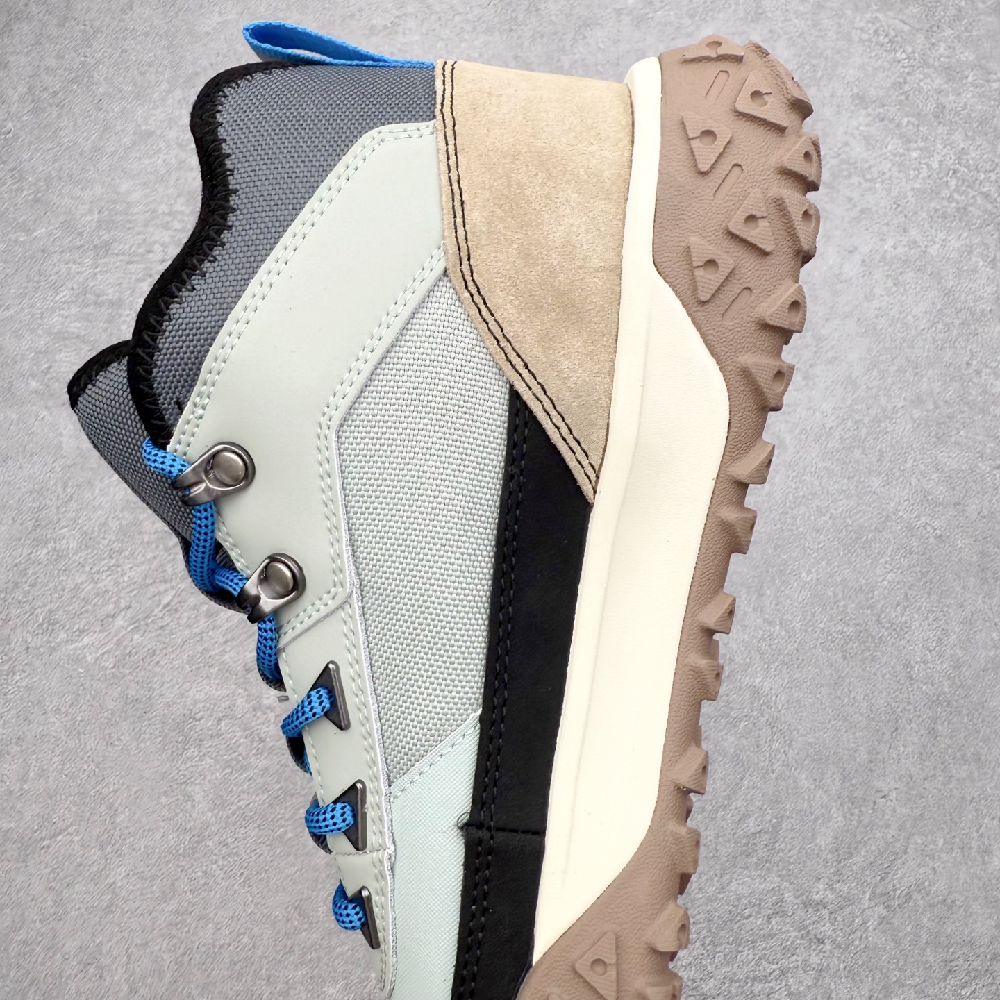 图片[7]-Timberland Greenstride Motion 6 添柏岚防滑耐磨低帮户外功能鞋 简约大方的造型设计，给人以随性休闲的时尚格调，穿着舒适轻便，运动灵活自如，满足日常个性穿搭。Timberland户外品牌最早成立于1918年的美国波士顿，它的成功故事就从第一双防水皮靴Yellow Boots开始。这双具备完全防水机能的靴子瞬间广受好评，他那独创又不失古典的款式，以及大胆使用黄色的崭新风格，吸引了广大消费者的目光。现今仍不改其原有风貌的这双黄靴，就是火遍全球的“大黄靴”。Timberland的高端工艺、实穿耐用等特点让他拥有绝对鞋界地位。尺码：40 41 41.5 42 43 43.5 44 44.5 45 45.5 46-选品中心