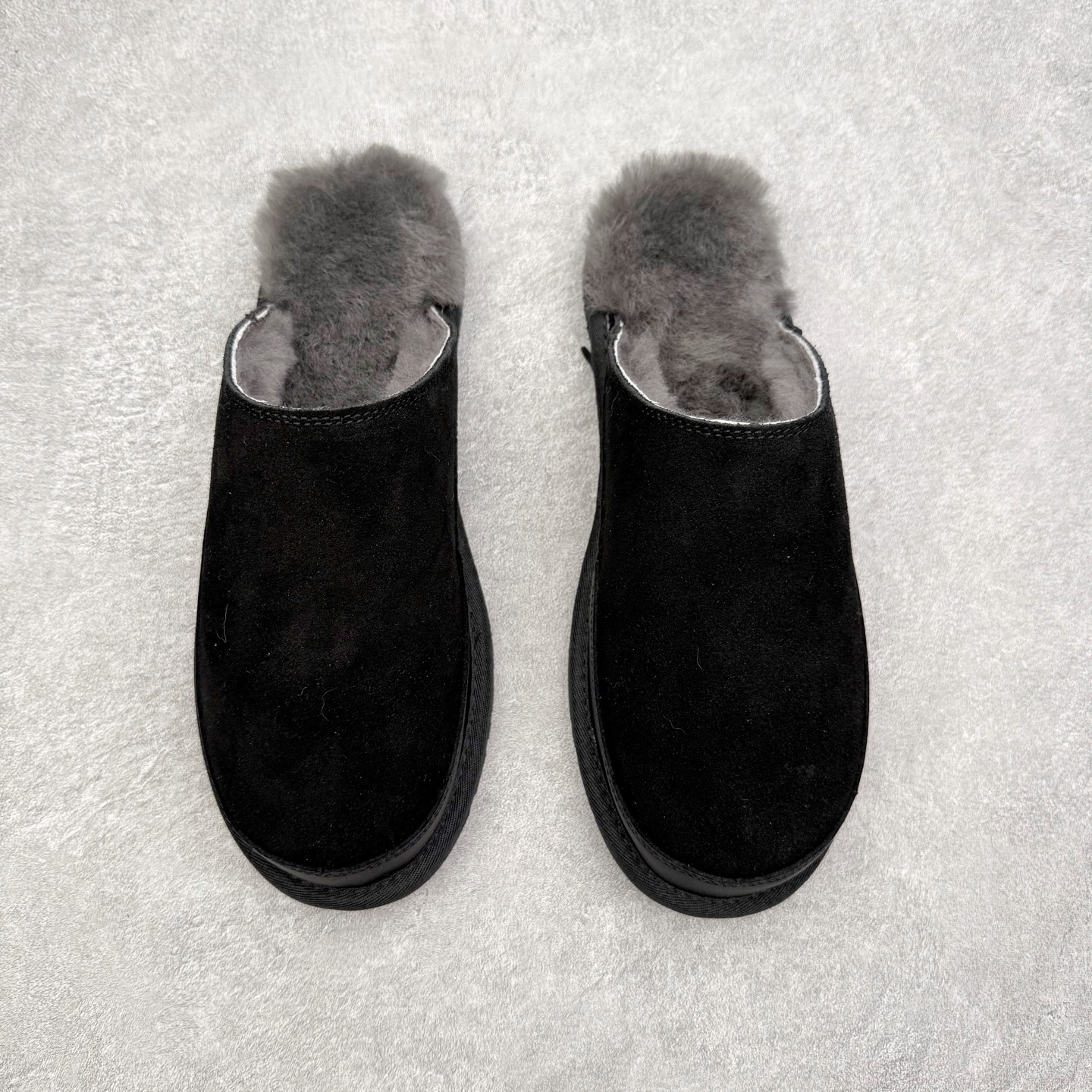 图片[2]-UGG 4585 秋冬羊皮毛一体雪地靴 全鞋采用ZP同厂 隆丰A级澳洲进口羊皮毛一体 品牌代工厂生产线 完全遵循ZP工艺流程 代工厂原厂版师 秉承无原鞋不开发选择 注重每一处细节 市面最正版型 TREADLITE\\\”轻翼\\\”科技外底 轻便/耐用/柔韧/桩型【售后郑重承诺】一个月内若出现重大脱胶/断底等质量问题 直接为您换新！尺码：35 36 37 38 39 40-选品中心