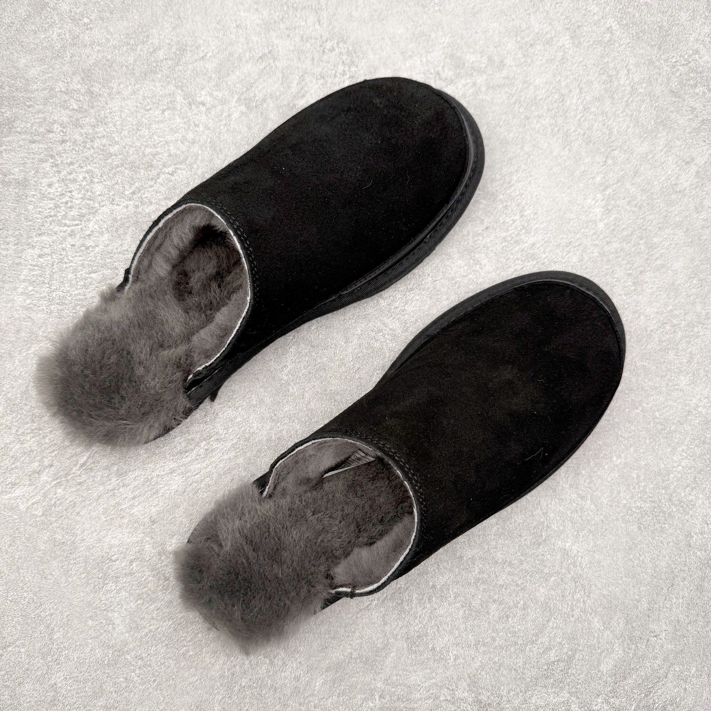 图片[3]-UGG 4585 秋冬羊皮毛一体雪地靴 全鞋采用ZP同厂 隆丰A级澳洲进口羊皮毛一体 品牌代工厂生产线 完全遵循ZP工艺流程 代工厂原厂版师 秉承无原鞋不开发选择 注重每一处细节 市面最正版型 TREADLITE\\\”轻翼\\\”科技外底 轻便/耐用/柔韧/桩型【售后郑重承诺】一个月内若出现重大脱胶/断底等质量问题 直接为您换新！尺码：35 36 37 38 39 40-选品中心