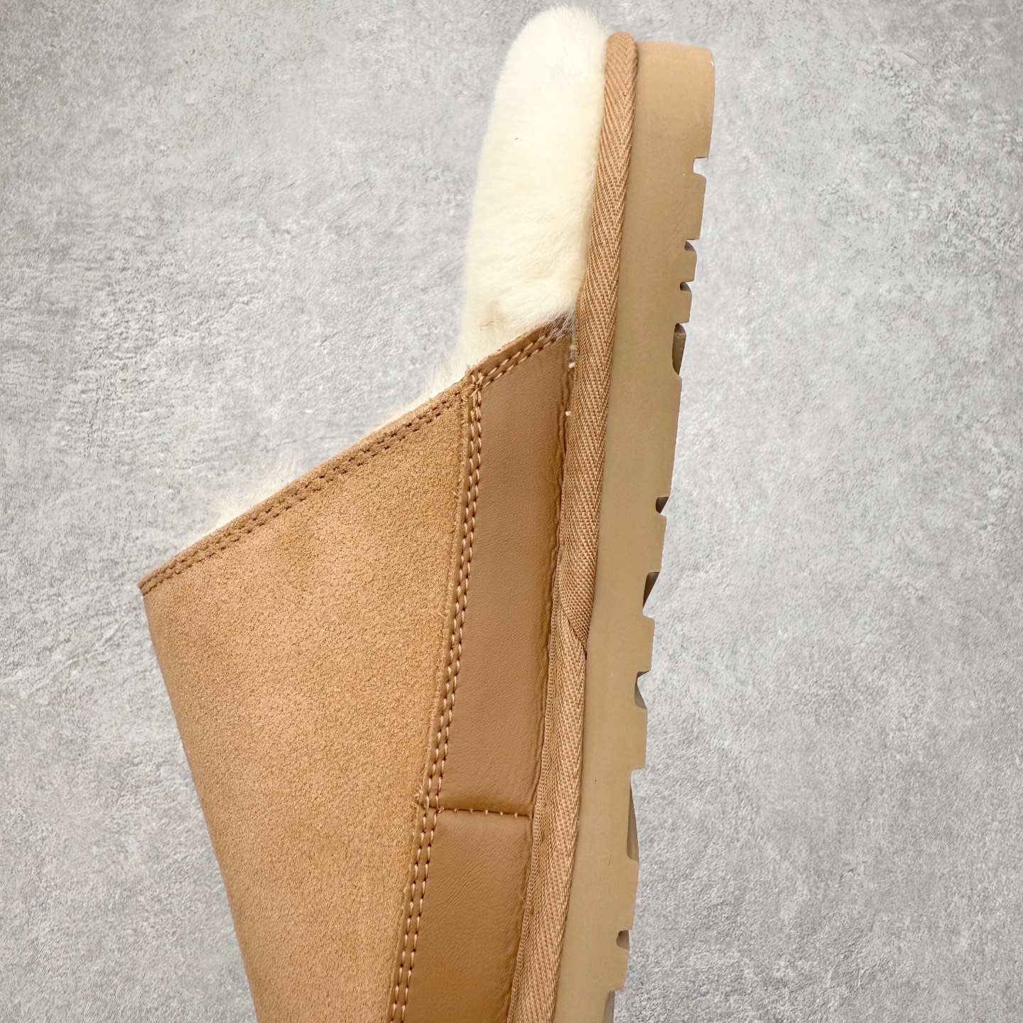 图片[7]-UGG 4585 秋冬羊皮毛一体雪地靴 全鞋采用ZP同厂 隆丰A级澳洲进口羊皮毛一体 品牌代工厂生产线 完全遵循ZP工艺流程 代工厂原厂版师 秉承无原鞋不开发选择 注重每一处细节 市面最正版型 TREADLITE\\\”轻翼\\\”科技外底 轻便/耐用/柔韧/桩型【售后郑重承诺】一个月内若出现重大脱胶/断底等质量问题 直接为您换新！尺码：35 36 37 38 39 40-选品中心