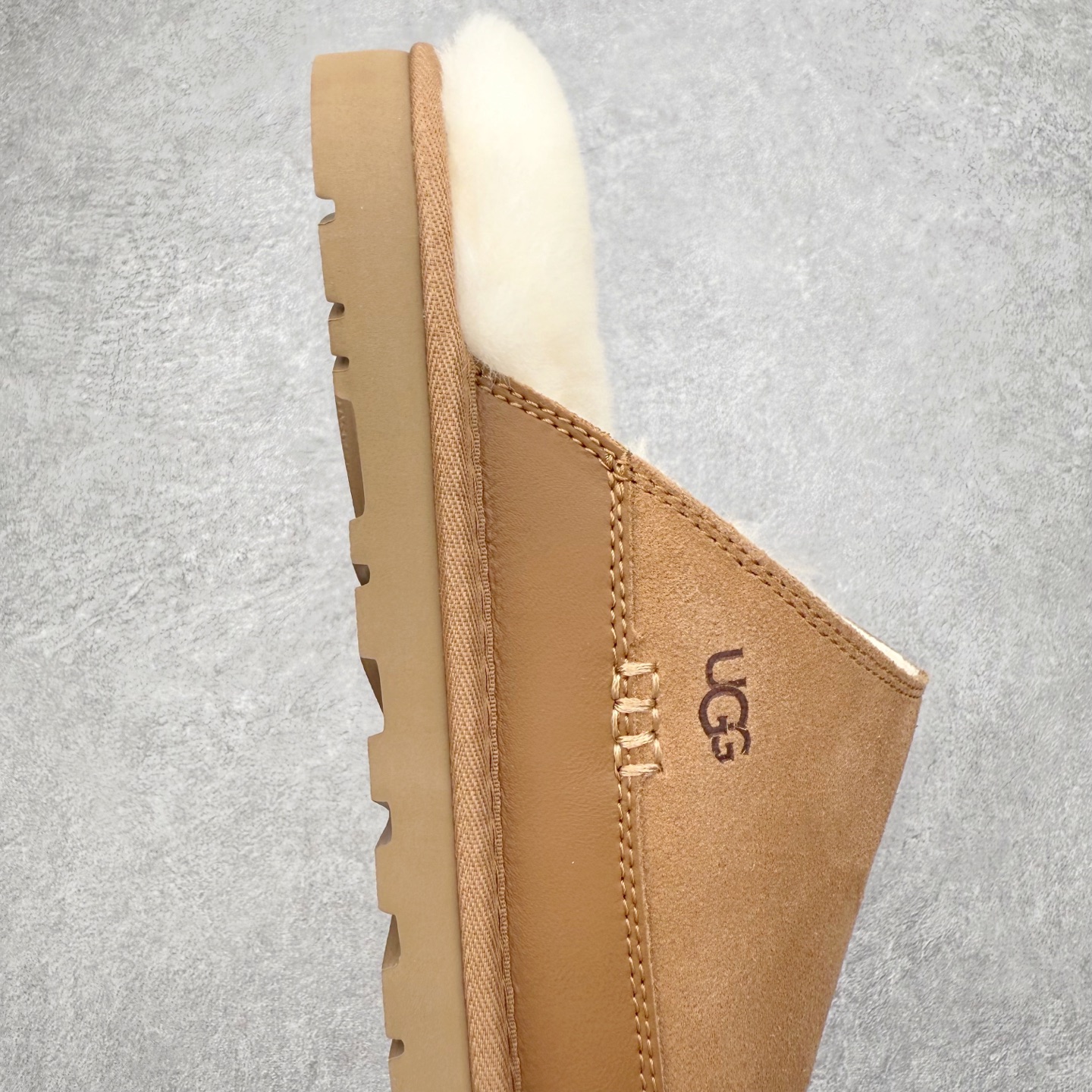 图片[6]-UGG 4585 秋冬羊皮毛一体雪地靴 全鞋采用ZP同厂 隆丰A级澳洲进口羊皮毛一体 品牌代工厂生产线 完全遵循ZP工艺流程 代工厂原厂版师 秉承无原鞋不开发选择 注重每一处细节 市面最正版型 TREADLITE\\\”轻翼\\\”科技外底 轻便/耐用/柔韧/桩型【售后郑重承诺】一个月内若出现重大脱胶/断底等质量问题 直接为您换新！尺码：35 36 37 38 39 40-选品中心