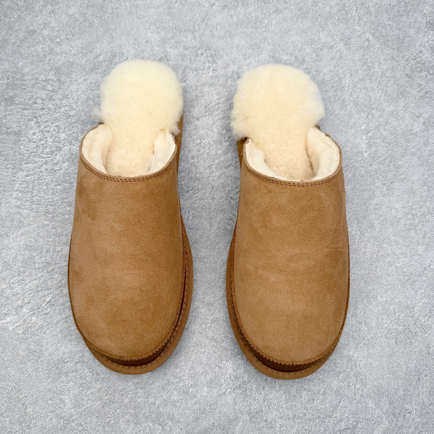 图片[2]-UGG 4585 秋冬羊皮毛一体雪地靴 全鞋采用ZP同厂 隆丰A级澳洲进口羊皮毛一体 品牌代工厂生产线 完全遵循ZP工艺流程 代工厂原厂版师 秉承无原鞋不开发选择 注重每一处细节 市面最正版型 TREADLITE\\\”轻翼\\\”科技外底 轻便/耐用/柔韧/桩型【售后郑重承诺】一个月内若出现重大脱胶/断底等质量问题 直接为您换新！尺码：35 36 37 38 39 40-选品中心