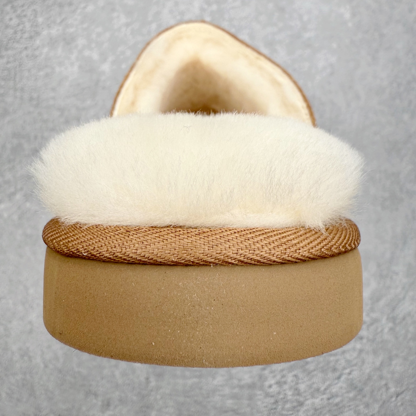 图片[8]-UGG 4585 秋冬羊皮毛一体雪地靴 全鞋采用ZP同厂 隆丰A级澳洲进口羊皮毛一体 品牌代工厂生产线 完全遵循ZP工艺流程 代工厂原厂版师 秉承无原鞋不开发选择 注重每一处细节 市面最正版型 TREADLITE\\\”轻翼\\\”科技外底 轻便/耐用/柔韧/桩型【售后郑重承诺】一个月内若出现重大脱胶/断底等质量问题 直接为您换新！尺码：35 36 37 38 39 40-选品中心