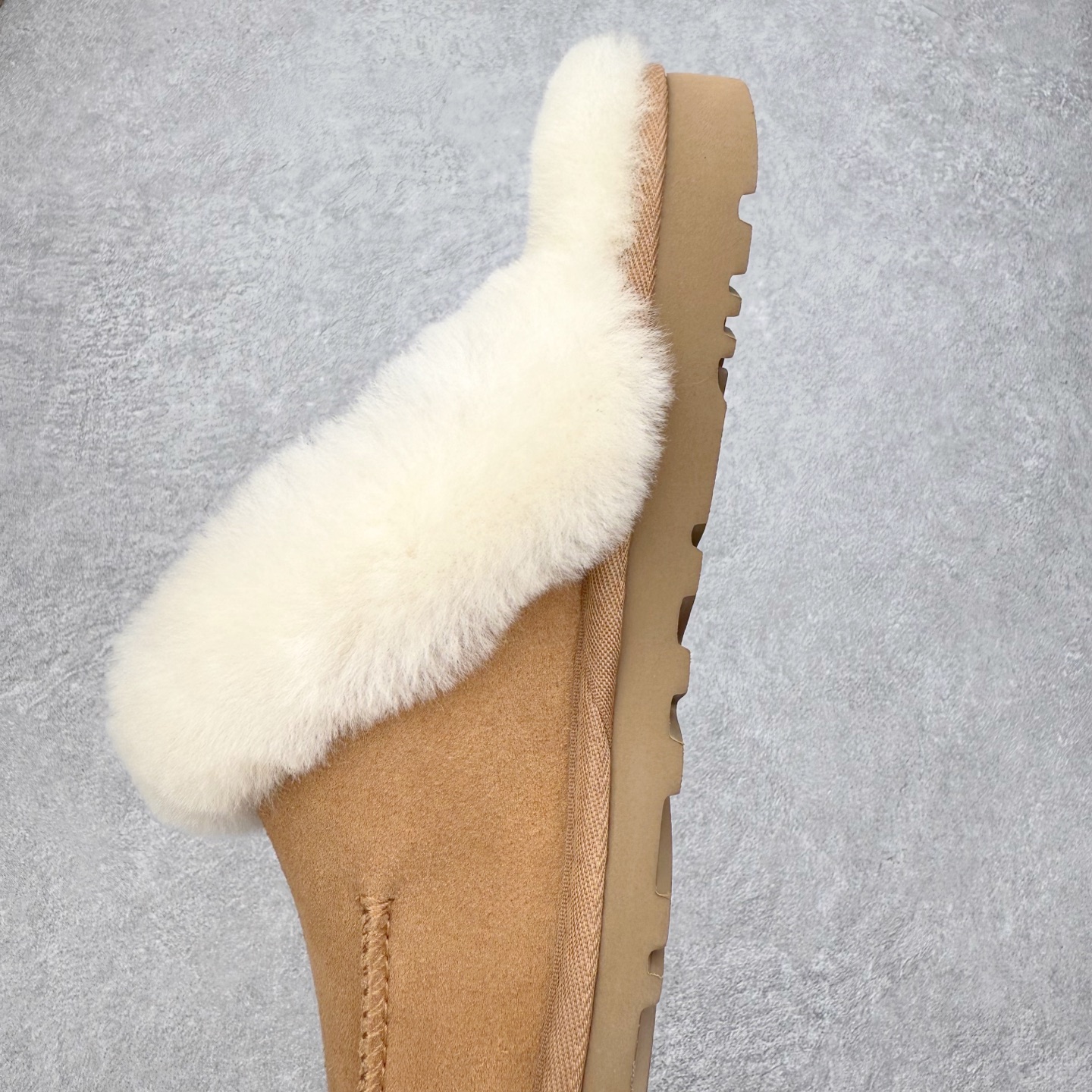 图片[7]-UGG 4571 秋冬羊皮毛一体雪地靴 全鞋采用ZP同厂 隆丰A级澳洲进口羊皮毛一体 品牌代工厂生产线 完全遵循ZP工艺流程 代工厂原厂版师 秉承无原鞋不开发选择 注重每一处细节 市面最正版型 TREADLITE\\\”轻翼\\\”科技外底 轻便/耐用/柔韧/桩型【售后郑重承诺】一个月内若出现重大脱胶/断底等质量问题 直接为您换新！尺码：35 36 37 38 39 40-选品中心