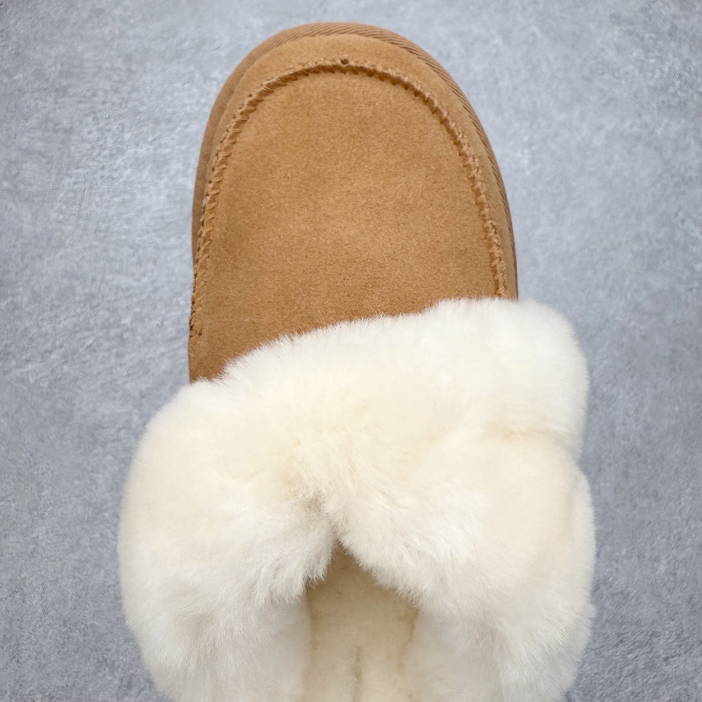 图片[4]-UGG 4571 秋冬羊皮毛一体雪地靴 全鞋采用ZP同厂 隆丰A级澳洲进口羊皮毛一体 品牌代工厂生产线 完全遵循ZP工艺流程 代工厂原厂版师 秉承无原鞋不开发选择 注重每一处细节 市面最正版型 TREADLITE\\\”轻翼\\\”科技外底 轻便/耐用/柔韧/桩型【售后郑重承诺】一个月内若出现重大脱胶/断底等质量问题 直接为您换新！尺码：35 36 37 38 39 40-选品中心