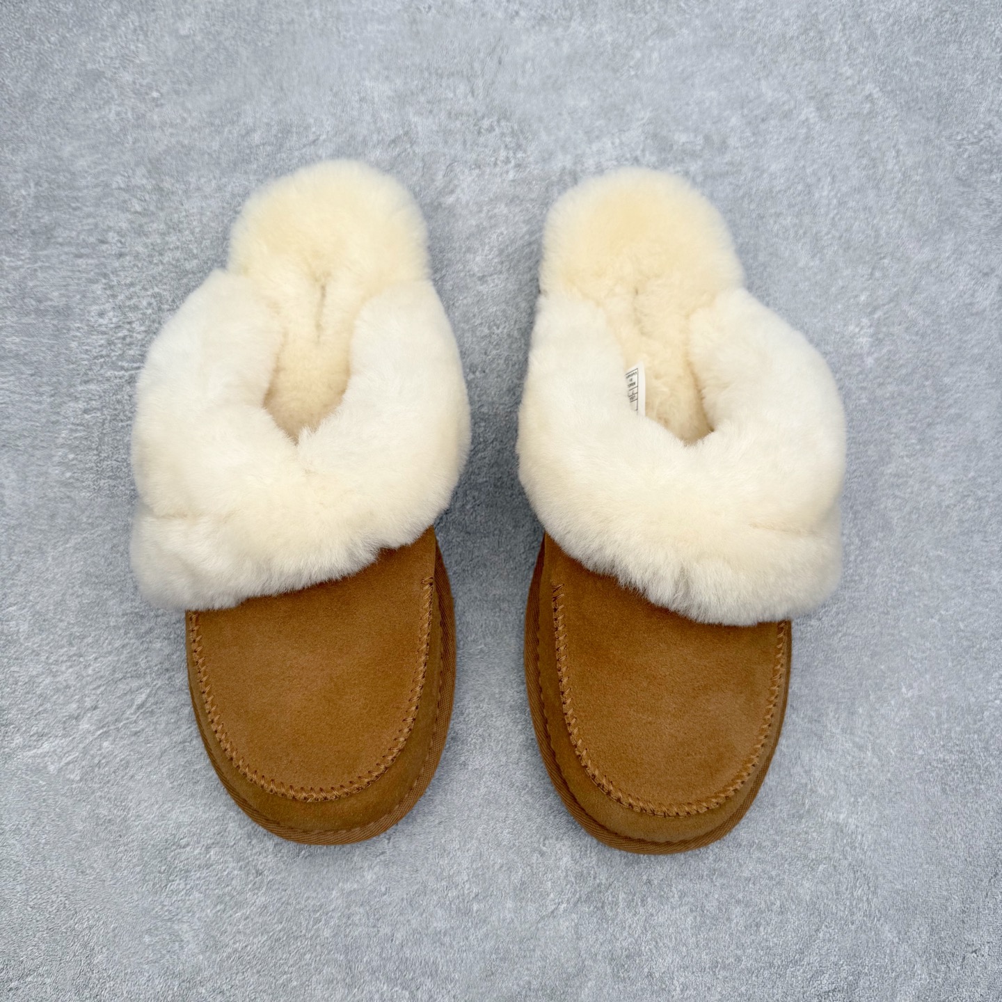 图片[2]-UGG 4571 秋冬羊皮毛一体雪地靴 全鞋采用ZP同厂 隆丰A级澳洲进口羊皮毛一体 品牌代工厂生产线 完全遵循ZP工艺流程 代工厂原厂版师 秉承无原鞋不开发选择 注重每一处细节 市面最正版型 TREADLITE\\\”轻翼\\\”科技外底 轻便/耐用/柔韧/桩型【售后郑重承诺】一个月内若出现重大脱胶/断底等质量问题 直接为您换新！尺码：35 36 37 38 39 40-选品中心