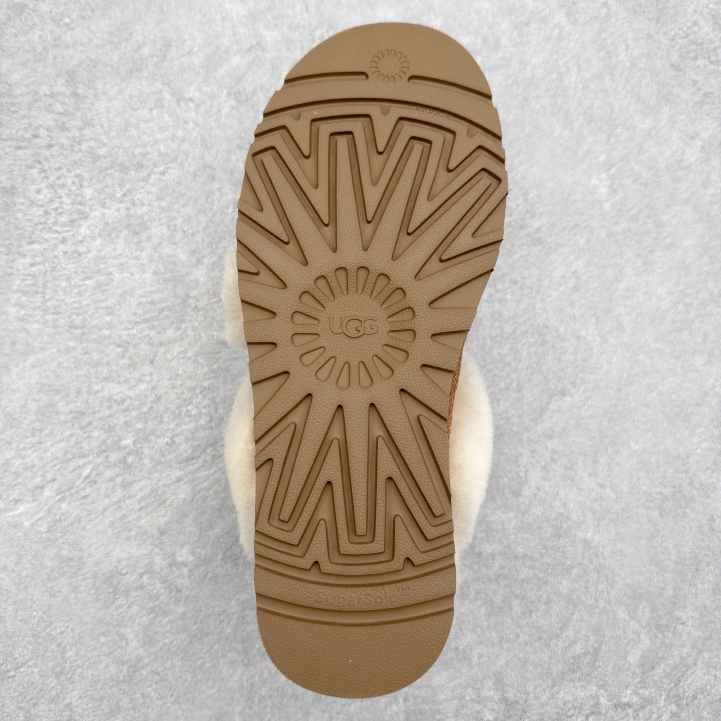 图片[9]-UGG 4571 秋冬羊皮毛一体雪地靴 全鞋采用ZP同厂 隆丰A级澳洲进口羊皮毛一体 品牌代工厂生产线 完全遵循ZP工艺流程 代工厂原厂版师 秉承无原鞋不开发选择 注重每一处细节 市面最正版型 TREADLITE\\\”轻翼\\\”科技外底 轻便/耐用/柔韧/桩型【售后郑重承诺】一个月内若出现重大脱胶/断底等质量问题 直接为您换新！尺码：35 36 37 38 39 40-选品中心