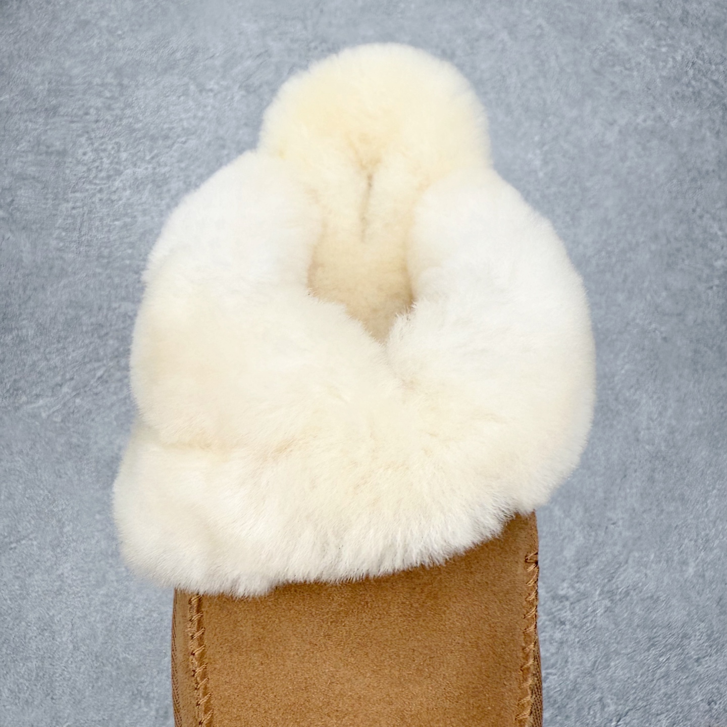 图片[5]-UGG 4571 秋冬羊皮毛一体雪地靴 全鞋采用ZP同厂 隆丰A级澳洲进口羊皮毛一体 品牌代工厂生产线 完全遵循ZP工艺流程 代工厂原厂版师 秉承无原鞋不开发选择 注重每一处细节 市面最正版型 TREADLITE\\\”轻翼\\\”科技外底 轻便/耐用/柔韧/桩型【售后郑重承诺】一个月内若出现重大脱胶/断底等质量问题 直接为您换新！尺码：35 36 37 38 39 40-选品中心