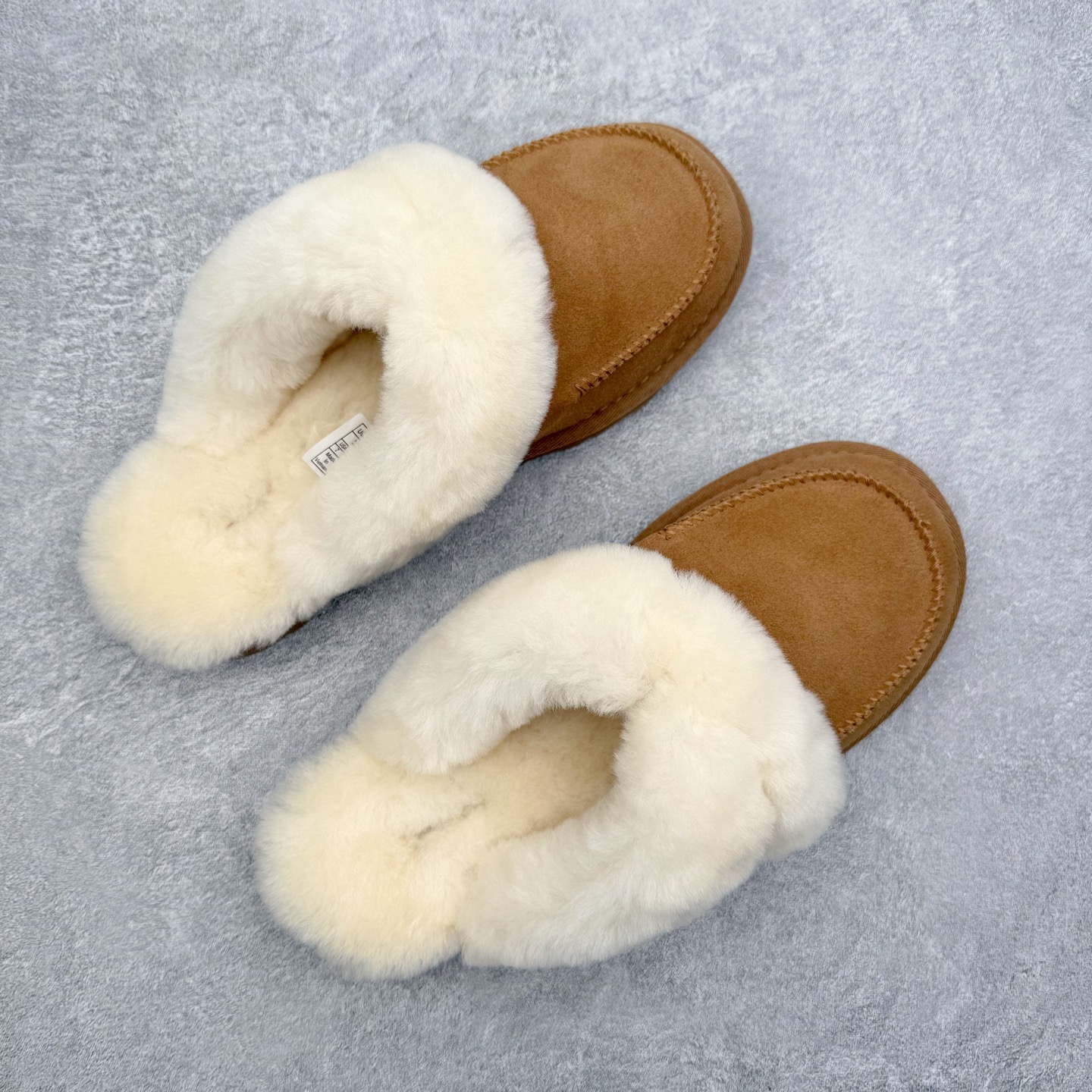 图片[3]-UGG 4571 秋冬羊皮毛一体雪地靴 全鞋采用ZP同厂 隆丰A级澳洲进口羊皮毛一体 品牌代工厂生产线 完全遵循ZP工艺流程 代工厂原厂版师 秉承无原鞋不开发选择 注重每一处细节 市面最正版型 TREADLITE\\\”轻翼\\\”科技外底 轻便/耐用/柔韧/桩型【售后郑重承诺】一个月内若出现重大脱胶/断底等质量问题 直接为您换新！尺码：35 36 37 38 39 40-选品中心