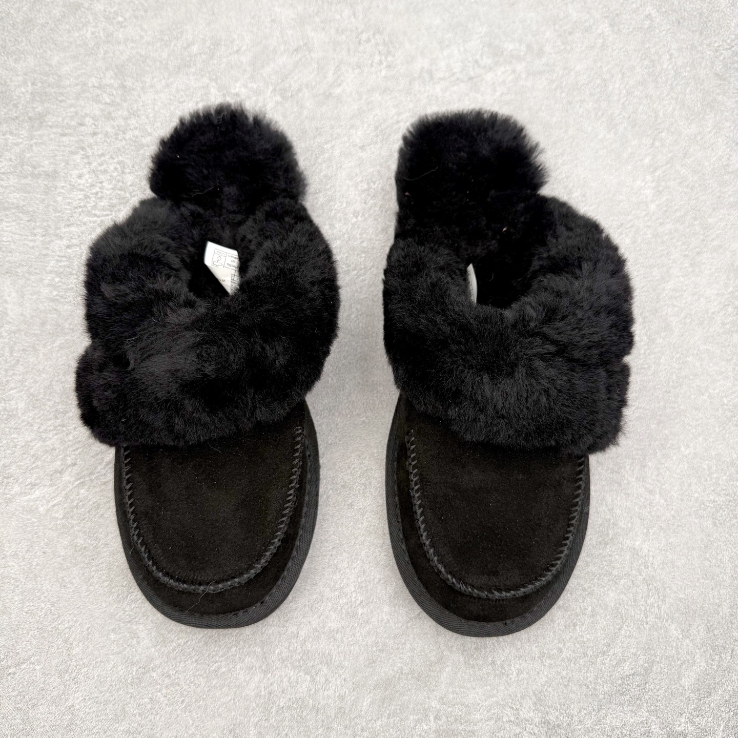 图片[2]-UGG 4571 秋冬羊皮毛一体雪地靴 全鞋采用ZP同厂 隆丰A级澳洲进口羊皮毛一体 品牌代工厂生产线 完全遵循ZP工艺流程 代工厂原厂版师 秉承无原鞋不开发选择 注重每一处细节 市面最正版型 TREADLITE\\\”轻翼\\\”科技外底 轻便/耐用/柔韧/桩型【售后郑重承诺】一个月内若出现重大脱胶/断底等质量问题 直接为您换新！尺码：35 36 37 38 39 40-选品中心