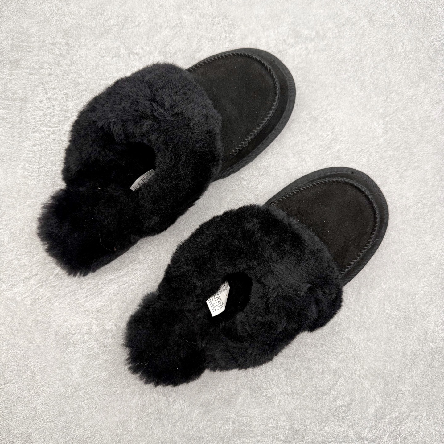 图片[3]-UGG 4571 秋冬羊皮毛一体雪地靴 全鞋采用ZP同厂 隆丰A级澳洲进口羊皮毛一体 品牌代工厂生产线 完全遵循ZP工艺流程 代工厂原厂版师 秉承无原鞋不开发选择 注重每一处细节 市面最正版型 TREADLITE\\\”轻翼\\\”科技外底 轻便/耐用/柔韧/桩型【售后郑重承诺】一个月内若出现重大脱胶/断底等质量问题 直接为您换新！尺码：35 36 37 38 39 40-选品中心