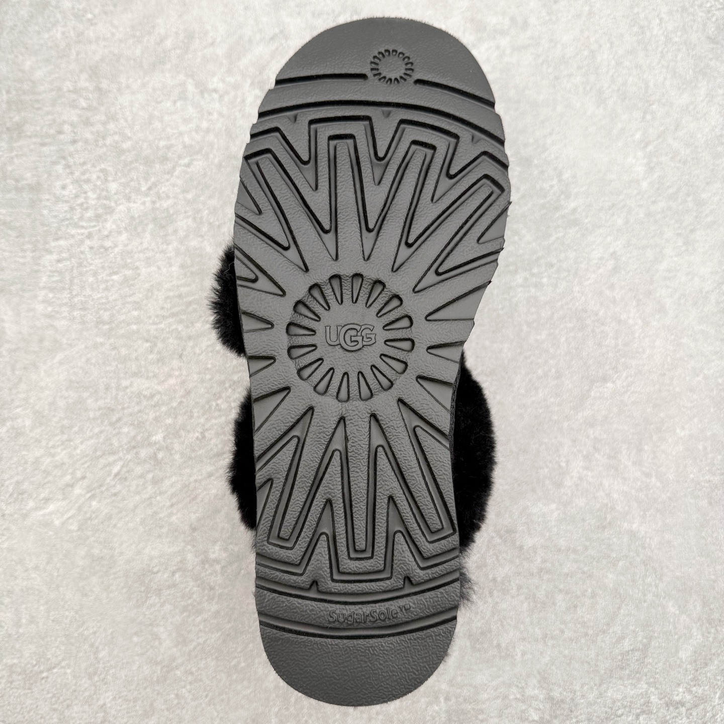 图片[9]-UGG 4571 秋冬羊皮毛一体雪地靴 全鞋采用ZP同厂 隆丰A级澳洲进口羊皮毛一体 品牌代工厂生产线 完全遵循ZP工艺流程 代工厂原厂版师 秉承无原鞋不开发选择 注重每一处细节 市面最正版型 TREADLITE\\\”轻翼\\\”科技外底 轻便/耐用/柔韧/桩型【售后郑重承诺】一个月内若出现重大脱胶/断底等质量问题 直接为您换新！尺码：35 36 37 38 39 40-选品中心