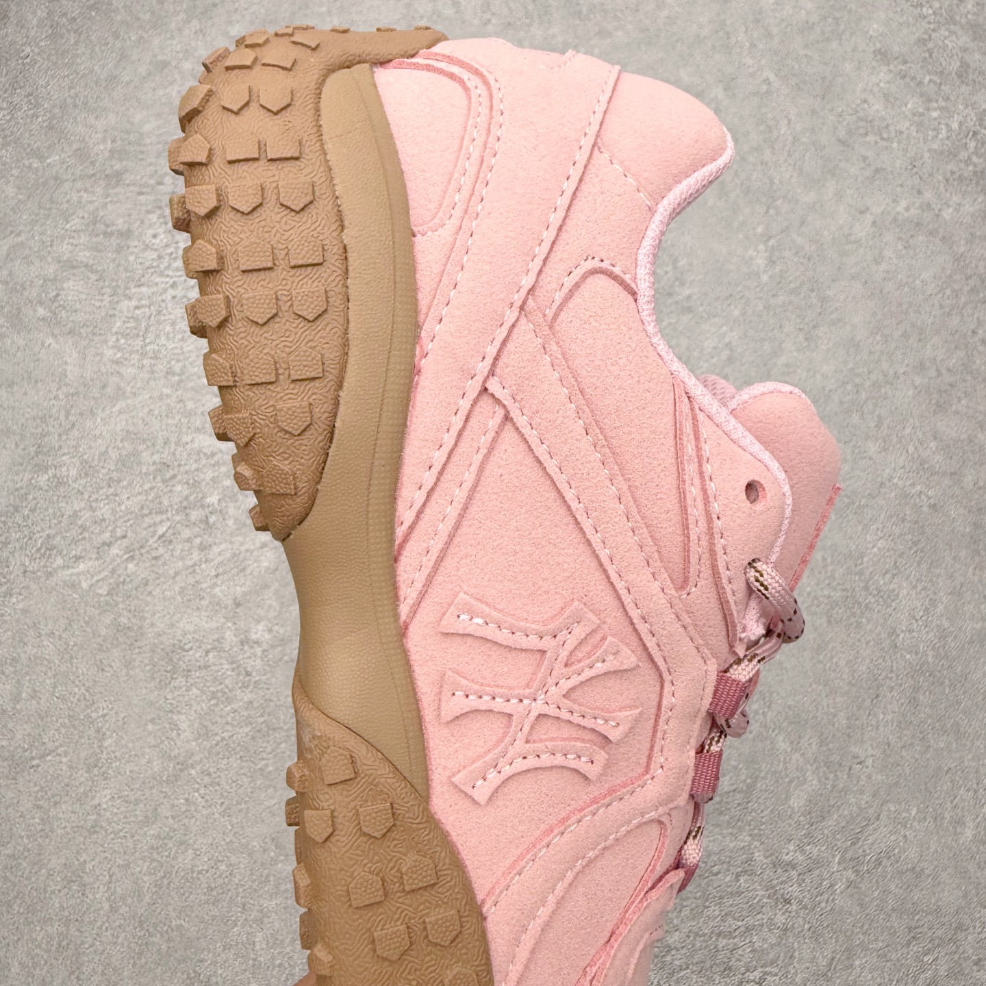 图片[6]-MLB 纽约洋基队合成革休闲舒适复古时尚双色鞋带轻量运动百搭豆豆薄底鞋防滑轻便低帮板鞋 男女同款 MLB是韩国F&F旗下潮流服装品牌，拥有150年历史的经典传统，是街头文化和国际生活方式的领导者。MLB 拥有包括男装、女装、童装、配饰在内的全品类服饰，提供覆盖各性别、各年龄层、From Head to Toe的穿搭装备。其产品结合了韩国的时尚造型与质感，展现了运动服饰也可以兼具时尚潮流的风格。在产品设计上，MLB不仅融合了美国职业棒球大联盟的各当家球队，更结合了棒球运动中的各个元素。尺码：35 36 36.5 37.5 38 38.5 39 40 40.5 41 42 42.5 43 44 44.5 45-选品中心