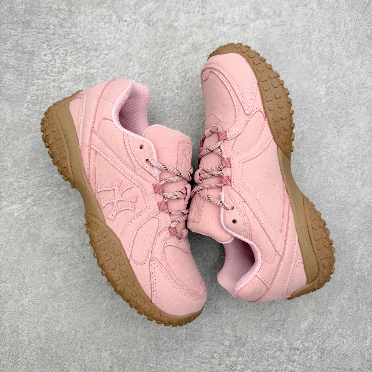 图片[3]-MLB 纽约洋基队合成革休闲舒适复古时尚双色鞋带轻量运动百搭豆豆薄底鞋防滑轻便低帮板鞋 男女同款 MLB是韩国F&F旗下潮流服装品牌，拥有150年历史的经典传统，是街头文化和国际生活方式的领导者。MLB 拥有包括男装、女装、童装、配饰在内的全品类服饰，提供覆盖各性别、各年龄层、From Head to Toe的穿搭装备。其产品结合了韩国的时尚造型与质感，展现了运动服饰也可以兼具时尚潮流的风格。在产品设计上，MLB不仅融合了美国职业棒球大联盟的各当家球队，更结合了棒球运动中的各个元素。尺码：35 36 36.5 37.5 38 38.5 39 40 40.5 41 42 42.5 43 44 44.5 45-选品中心