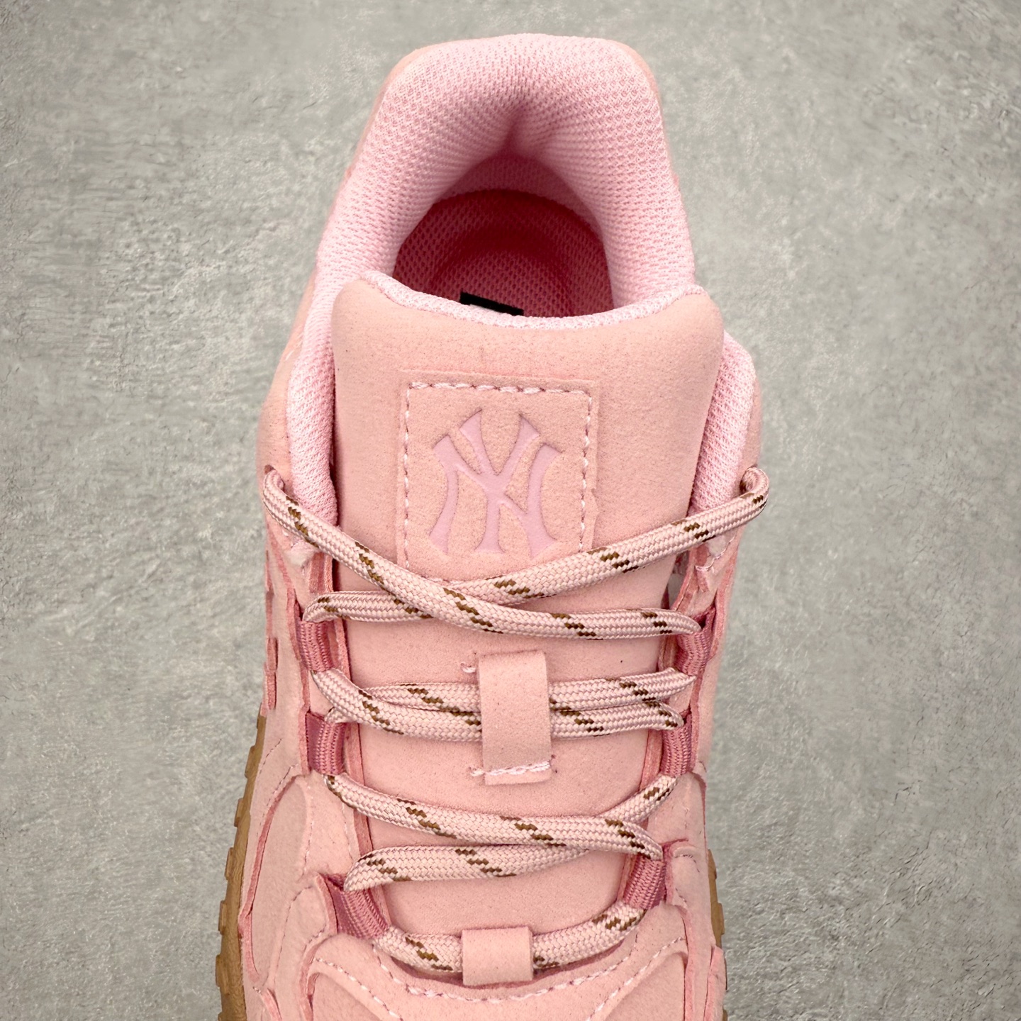 图片[5]-MLB 纽约洋基队合成革休闲舒适复古时尚双色鞋带轻量运动百搭豆豆薄底鞋防滑轻便低帮板鞋 男女同款 MLB是韩国F&F旗下潮流服装品牌，拥有150年历史的经典传统，是街头文化和国际生活方式的领导者。MLB 拥有包括男装、女装、童装、配饰在内的全品类服饰，提供覆盖各性别、各年龄层、From Head to Toe的穿搭装备。其产品结合了韩国的时尚造型与质感，展现了运动服饰也可以兼具时尚潮流的风格。在产品设计上，MLB不仅融合了美国职业棒球大联盟的各当家球队，更结合了棒球运动中的各个元素。尺码：35 36 36.5 37.5 38 38.5 39 40 40.5 41 42 42.5 43 44 44.5 45-选品中心