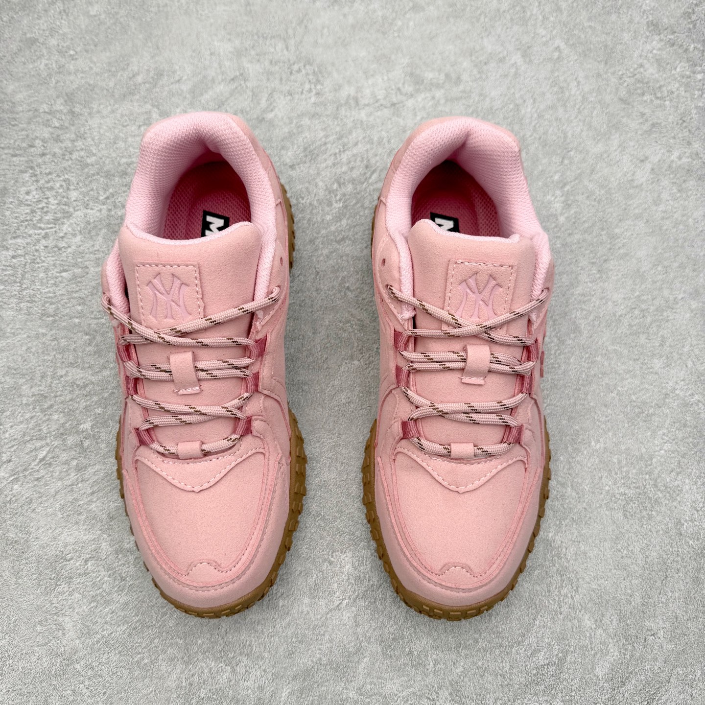 图片[2]-MLB 纽约洋基队合成革休闲舒适复古时尚双色鞋带轻量运动百搭豆豆薄底鞋防滑轻便低帮板鞋 男女同款 MLB是韩国F&F旗下潮流服装品牌，拥有150年历史的经典传统，是街头文化和国际生活方式的领导者。MLB 拥有包括男装、女装、童装、配饰在内的全品类服饰，提供覆盖各性别、各年龄层、From Head to Toe的穿搭装备。其产品结合了韩国的时尚造型与质感，展现了运动服饰也可以兼具时尚潮流的风格。在产品设计上，MLB不仅融合了美国职业棒球大联盟的各当家球队，更结合了棒球运动中的各个元素。尺码：35 36 36.5 37.5 38 38.5 39 40 40.5 41 42 42.5 43 44 44.5 45-选品中心