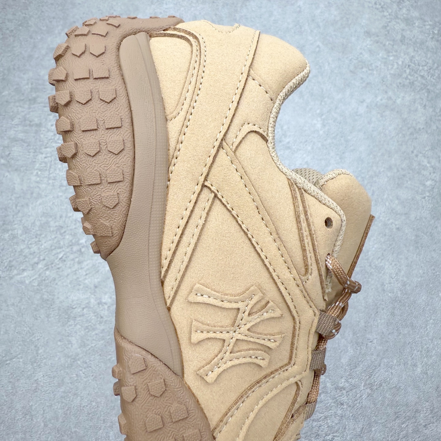 图片[6]-MLB 纽约洋基队合成革休闲舒适复古时尚双色鞋带轻量运动百搭豆豆薄底鞋防滑轻便低帮板鞋 男女同款 MLB是韩国F&F旗下潮流服装品牌，拥有150年历史的经典传统，是街头文化和国际生活方式的领导者。MLB 拥有包括男装、女装、童装、配饰在内的全品类服饰，提供覆盖各性别、各年龄层、From Head to Toe的穿搭装备。其产品结合了韩国的时尚造型与质感，展现了运动服饰也可以兼具时尚潮流的风格。在产品设计上，MLB不仅融合了美国职业棒球大联盟的各当家球队，更结合了棒球运动中的各个元素。尺码：35 36 36.5 37.5 38 38.5 39 40 40.5 41 42 42.5 43 44 44.5 45-选品中心