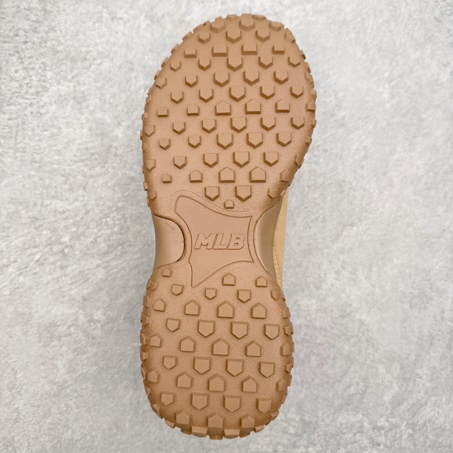 图片[9]-MLB 纽约洋基队合成革休闲舒适复古时尚双色鞋带轻量运动百搭豆豆薄底鞋防滑轻便低帮板鞋 男女同款 MLB是韩国F&F旗下潮流服装品牌，拥有150年历史的经典传统，是街头文化和国际生活方式的领导者。MLB 拥有包括男装、女装、童装、配饰在内的全品类服饰，提供覆盖各性别、各年龄层、From Head to Toe的穿搭装备。其产品结合了韩国的时尚造型与质感，展现了运动服饰也可以兼具时尚潮流的风格。在产品设计上，MLB不仅融合了美国职业棒球大联盟的各当家球队，更结合了棒球运动中的各个元素。尺码：35 36 36.5 37.5 38 38.5 39 40 40.5 41 42 42.5 43 44 44.5 45-选品中心