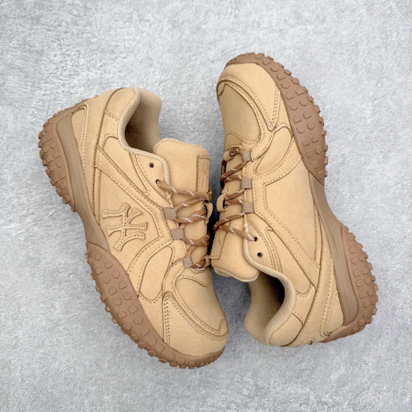 图片[3]-MLB 纽约洋基队合成革休闲舒适复古时尚双色鞋带轻量运动百搭豆豆薄底鞋防滑轻便低帮板鞋 男女同款 MLB是韩国F&F旗下潮流服装品牌，拥有150年历史的经典传统，是街头文化和国际生活方式的领导者。MLB 拥有包括男装、女装、童装、配饰在内的全品类服饰，提供覆盖各性别、各年龄层、From Head to Toe的穿搭装备。其产品结合了韩国的时尚造型与质感，展现了运动服饰也可以兼具时尚潮流的风格。在产品设计上，MLB不仅融合了美国职业棒球大联盟的各当家球队，更结合了棒球运动中的各个元素。尺码：35 36 36.5 37.5 38 38.5 39 40 40.5 41 42 42.5 43 44 44.5 45-选品中心