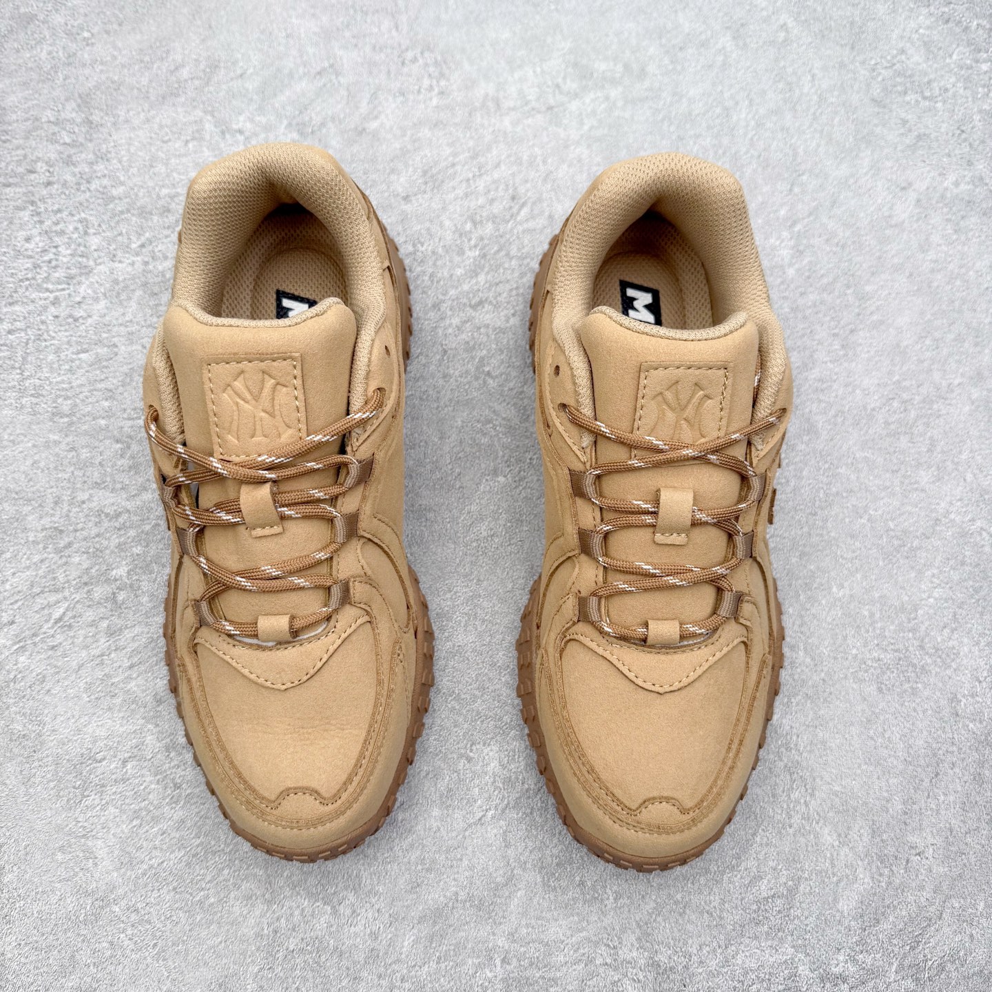 图片[2]-MLB 纽约洋基队合成革休闲舒适复古时尚双色鞋带轻量运动百搭豆豆薄底鞋防滑轻便低帮板鞋 男女同款 MLB是韩国F&F旗下潮流服装品牌，拥有150年历史的经典传统，是街头文化和国际生活方式的领导者。MLB 拥有包括男装、女装、童装、配饰在内的全品类服饰，提供覆盖各性别、各年龄层、From Head to Toe的穿搭装备。其产品结合了韩国的时尚造型与质感，展现了运动服饰也可以兼具时尚潮流的风格。在产品设计上，MLB不仅融合了美国职业棒球大联盟的各当家球队，更结合了棒球运动中的各个元素。尺码：35 36 36.5 37.5 38 38.5 39 40 40.5 41 42 42.5 43 44 44.5 45-选品中心