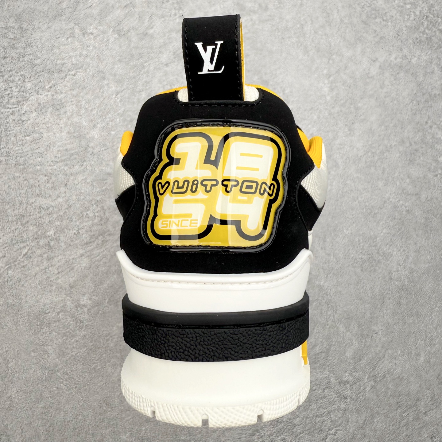 图片[8]-Louis Vuitton Trainer lv时装走秀运动鞋 完美鞋型超高的清洁度 零毛边线头瑕疵 全套原楦原纸版原鞋开模 全网最具灵魂的版型 正确原装黄色鞋盒 正确中底印花 鞋面印花3D高频深度立体 全鞋电脑针车 紧密相连 针距密度一致 环保乳胶注塑鞋垫 厚度脚感还原原版 皮面裁剪部位 统一油边封口工艺 原装橡胶大底含胶量大底组合零偏差 专柜全套包装 防尘袋 说明书 质保卡 男女鞋 尺码：35 36 37 38 39 40 41 42 43 44 45-选品中心