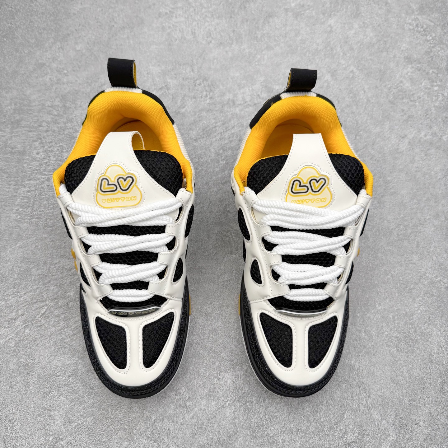 图片[2]-Louis Vuitton Trainer lv时装走秀运动鞋 完美鞋型超高的清洁度 零毛边线头瑕疵 全套原楦原纸版原鞋开模 全网最具灵魂的版型 正确原装黄色鞋盒 正确中底印花 鞋面印花3D高频深度立体 全鞋电脑针车 紧密相连 针距密度一致 环保乳胶注塑鞋垫 厚度脚感还原原版 皮面裁剪部位 统一油边封口工艺 原装橡胶大底含胶量大底组合零偏差 专柜全套包装 防尘袋 说明书 质保卡 男女鞋 尺码：35 36 37 38 39 40 41 42 43 44 45-选品中心