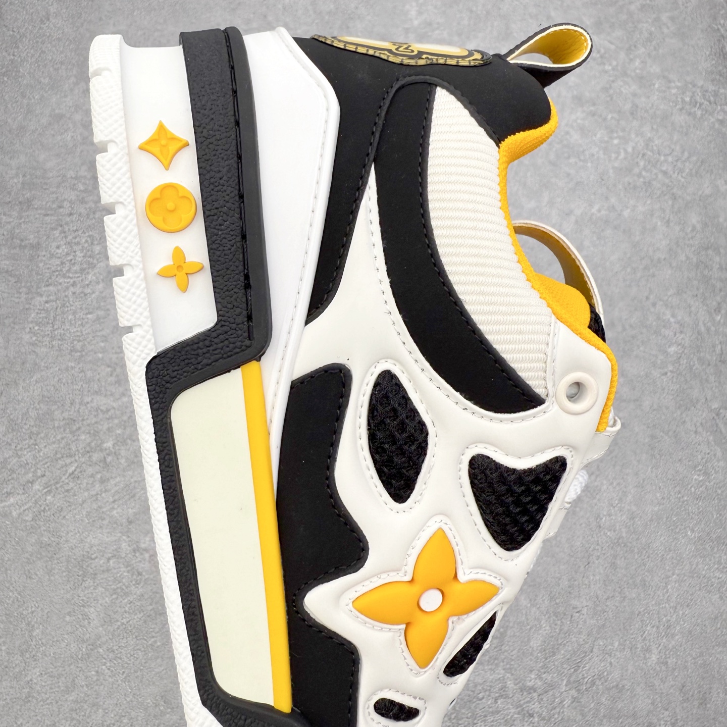 图片[6]-Louis Vuitton Trainer lv时装走秀运动鞋 完美鞋型超高的清洁度 零毛边线头瑕疵 全套原楦原纸版原鞋开模 全网最具灵魂的版型 正确原装黄色鞋盒 正确中底印花 鞋面印花3D高频深度立体 全鞋电脑针车 紧密相连 针距密度一致 环保乳胶注塑鞋垫 厚度脚感还原原版 皮面裁剪部位 统一油边封口工艺 原装橡胶大底含胶量大底组合零偏差 专柜全套包装 防尘袋 说明书 质保卡 男女鞋 尺码：35 36 37 38 39 40 41 42 43 44 45-选品中心