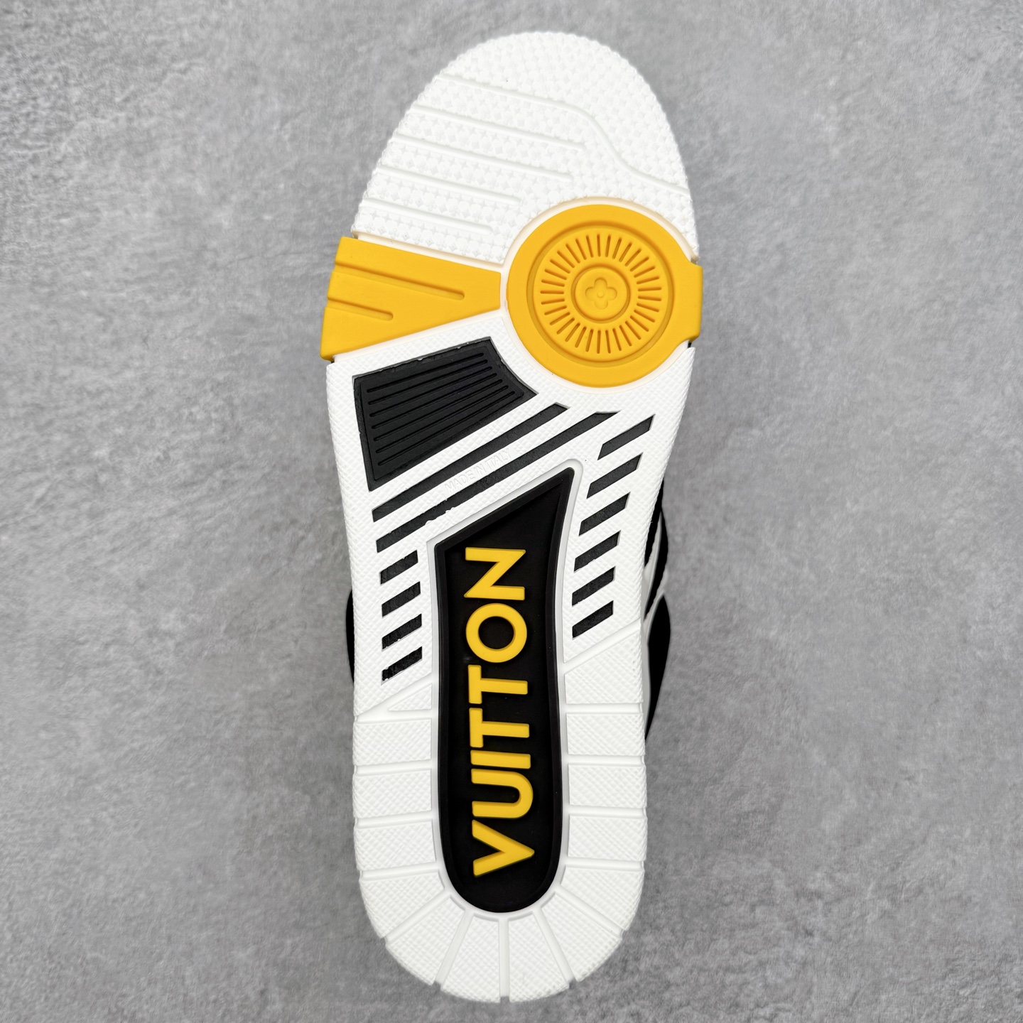 图片[9]-Louis Vuitton Trainer lv时装走秀运动鞋 完美鞋型超高的清洁度 零毛边线头瑕疵 全套原楦原纸版原鞋开模 全网最具灵魂的版型 正确原装黄色鞋盒 正确中底印花 鞋面印花3D高频深度立体 全鞋电脑针车 紧密相连 针距密度一致 环保乳胶注塑鞋垫 厚度脚感还原原版 皮面裁剪部位 统一油边封口工艺 原装橡胶大底含胶量大底组合零偏差 专柜全套包装 防尘袋 说明书 质保卡 男女鞋 尺码：35 36 37 38 39 40 41 42 43 44 45-选品中心