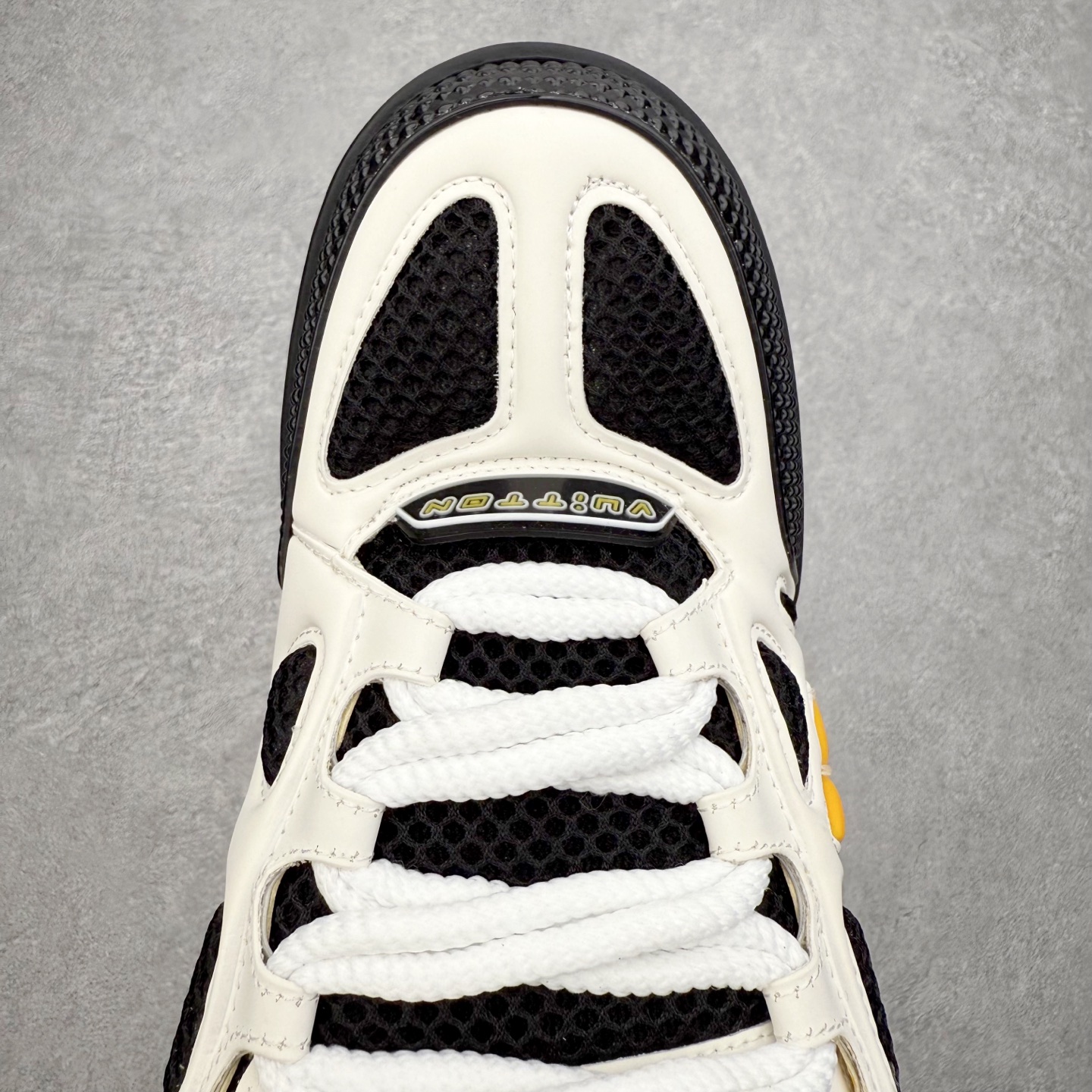 图片[4]-Louis Vuitton Trainer lv时装走秀运动鞋 完美鞋型超高的清洁度 零毛边线头瑕疵 全套原楦原纸版原鞋开模 全网最具灵魂的版型 正确原装黄色鞋盒 正确中底印花 鞋面印花3D高频深度立体 全鞋电脑针车 紧密相连 针距密度一致 环保乳胶注塑鞋垫 厚度脚感还原原版 皮面裁剪部位 统一油边封口工艺 原装橡胶大底含胶量大底组合零偏差 专柜全套包装 防尘袋 说明书 质保卡 男女鞋 尺码：35 36 37 38 39 40 41 42 43 44 45-选品中心