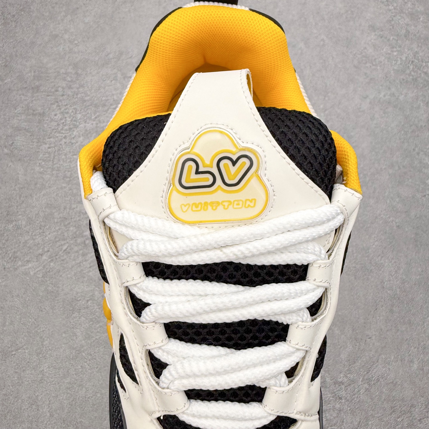 图片[5]-Louis Vuitton Trainer lv时装走秀运动鞋 完美鞋型超高的清洁度 零毛边线头瑕疵 全套原楦原纸版原鞋开模 全网最具灵魂的版型 正确原装黄色鞋盒 正确中底印花 鞋面印花3D高频深度立体 全鞋电脑针车 紧密相连 针距密度一致 环保乳胶注塑鞋垫 厚度脚感还原原版 皮面裁剪部位 统一油边封口工艺 原装橡胶大底含胶量大底组合零偏差 专柜全套包装 防尘袋 说明书 质保卡 男女鞋 尺码：35 36 37 38 39 40 41 42 43 44 45-选品中心